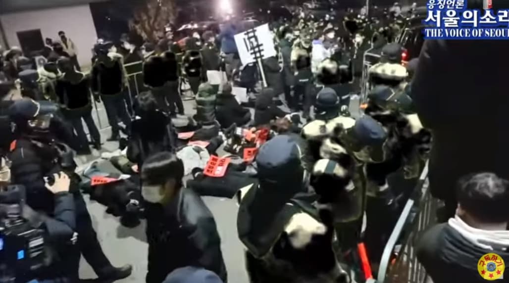 趙斗淳出獄時,監獄外已聚集眾多抗議的民眾。(翻攝自서울의 소리 The Voice of Seoul YouTube頻道)