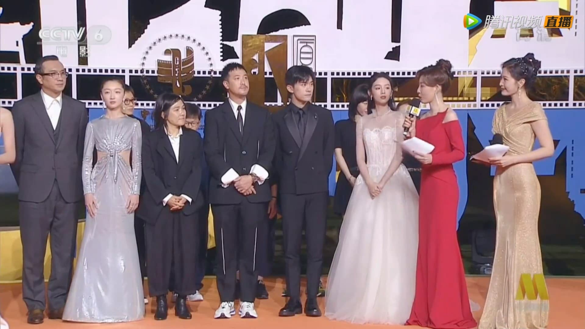 上個月金雞獎頒獎典禮,曾國祥(左4)率《少年的你》演員走紅地毯。(網路圖片)
