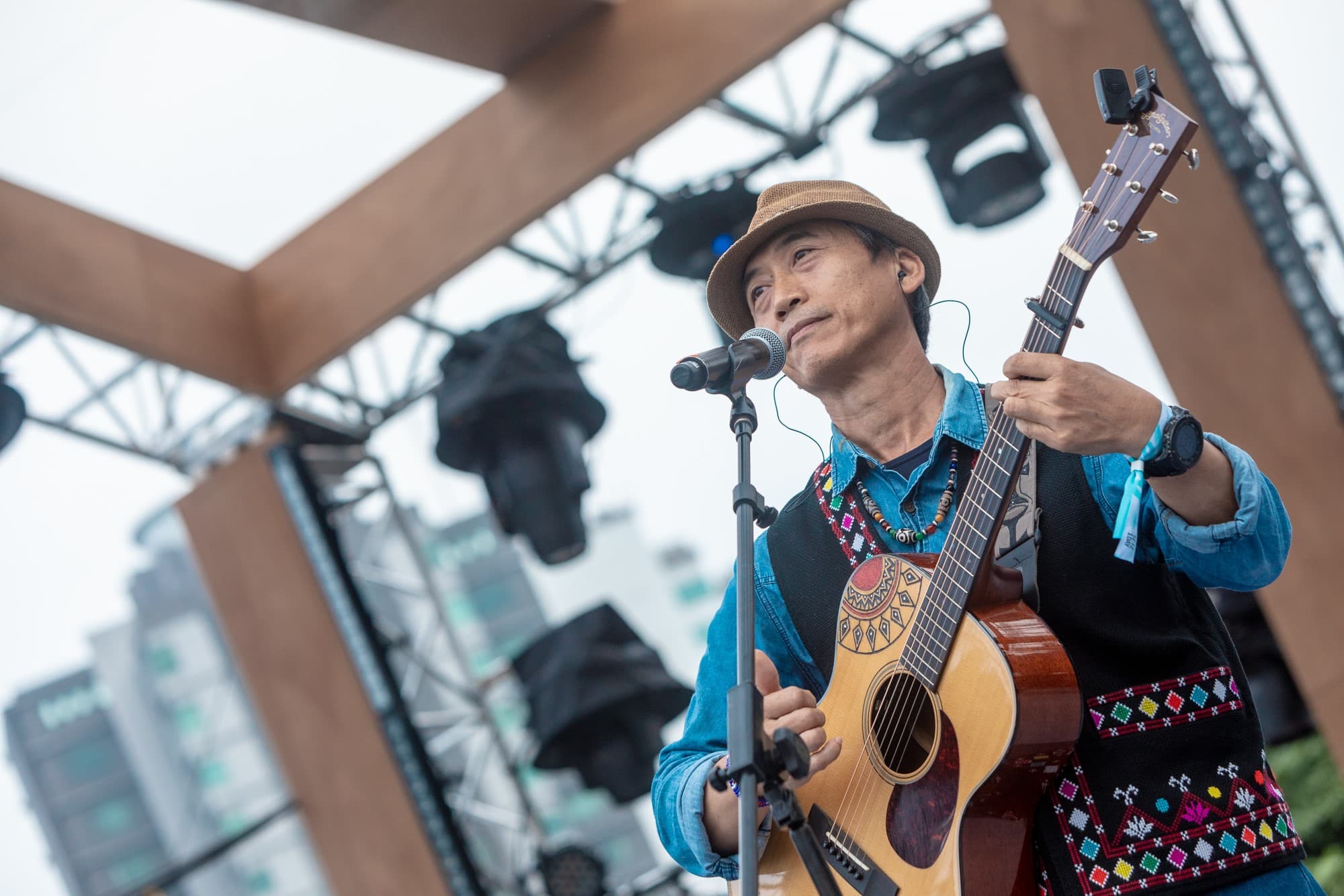 陳建年現場演唱金曲成名作〈海洋〉。(簡單生活節提供)