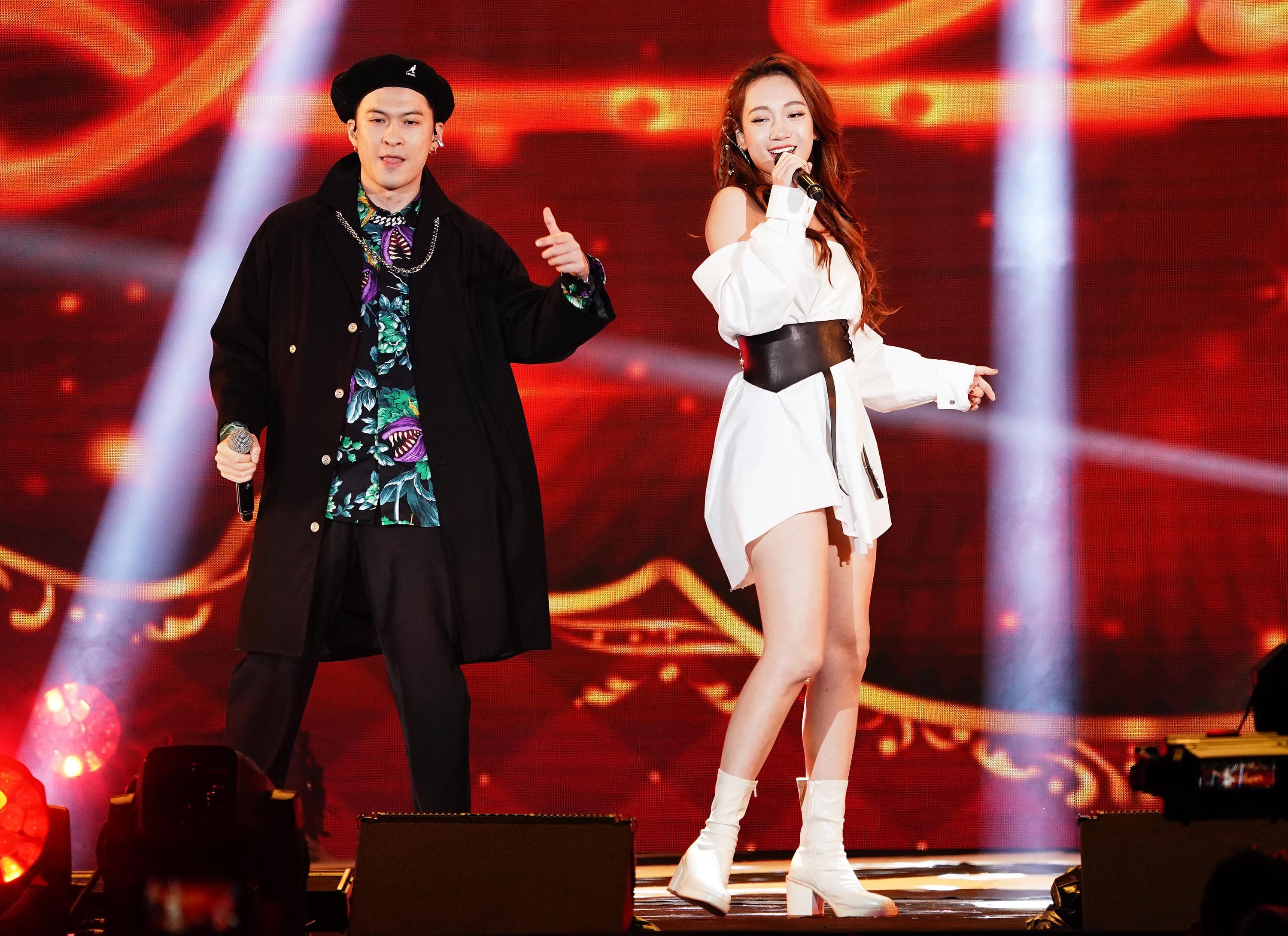 吳卓源(右)連續第3年登上新北舞台,並與ChrisFlow唐仲彣演唱〈玩家Player〉。(TVBS提供)