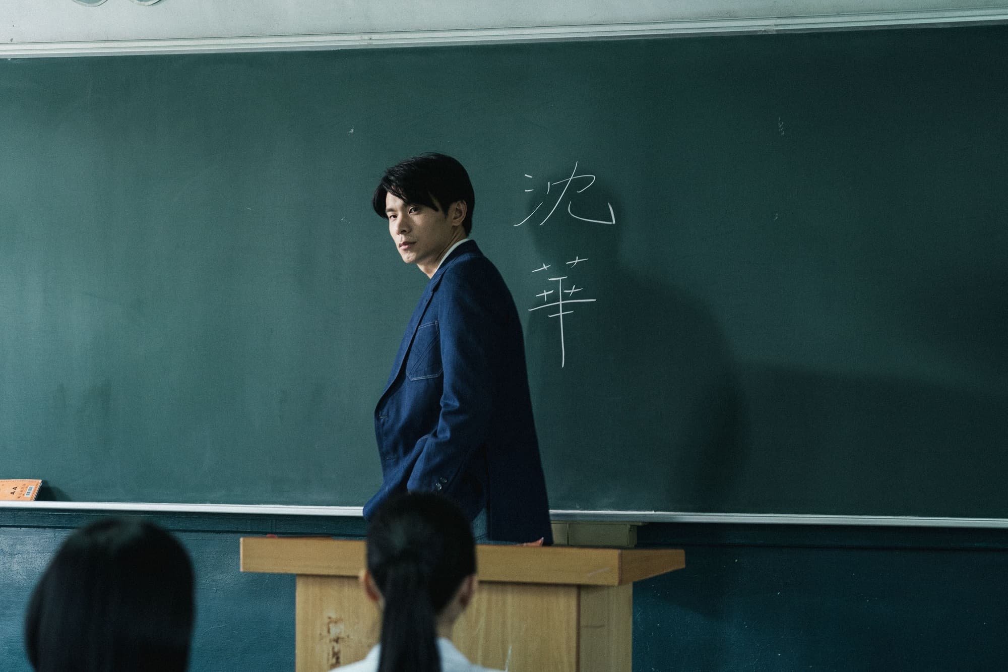 姚淳耀為《返校》影集版的「沈華」老師角色，刻意瘦身8公斤。（公視提供）