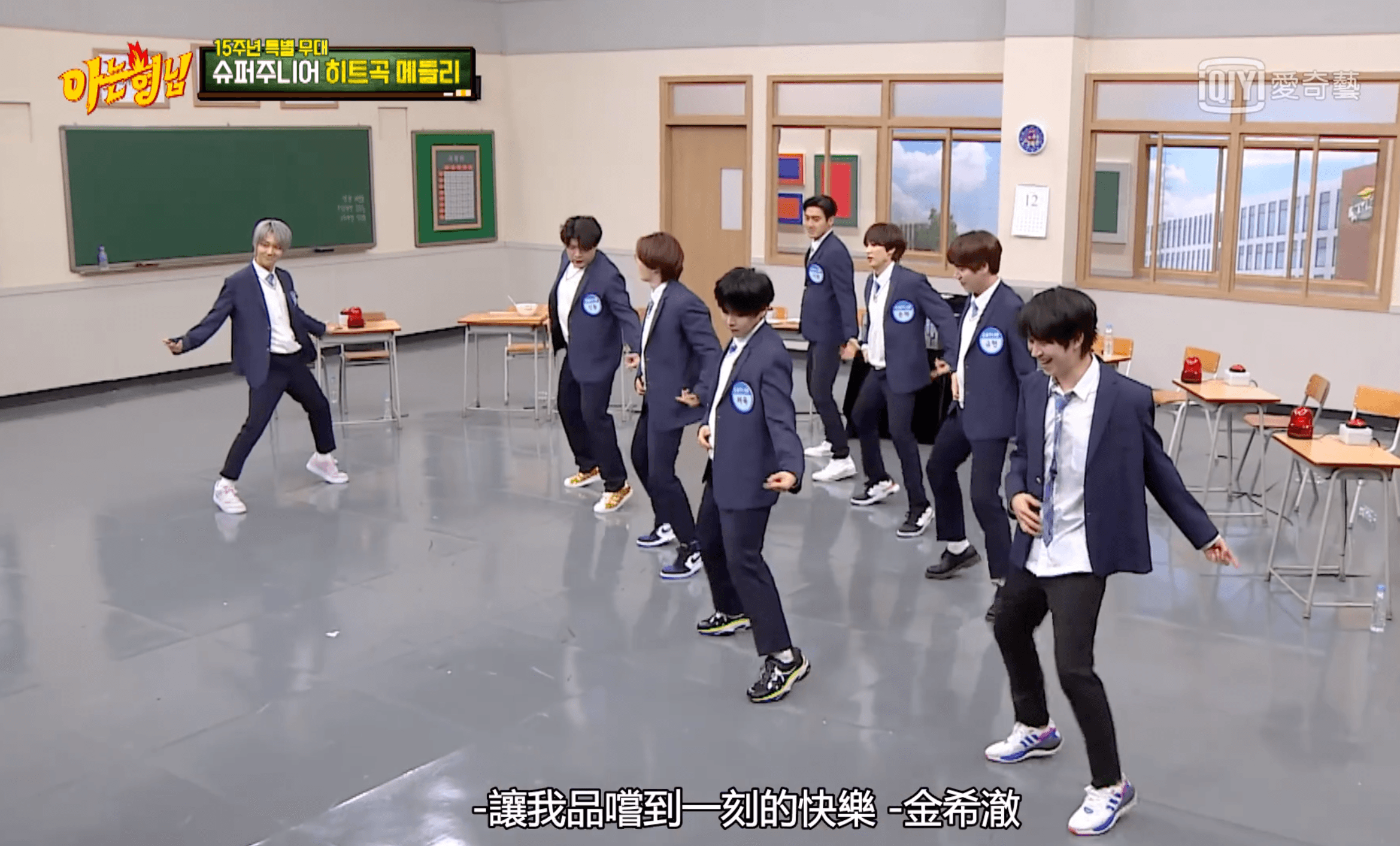 因為腿傷許久未與Super Junior成員合體跳舞的希澈(右一),代替隊長利特缺席的位置上場表演。(愛奇藝國際站提供)