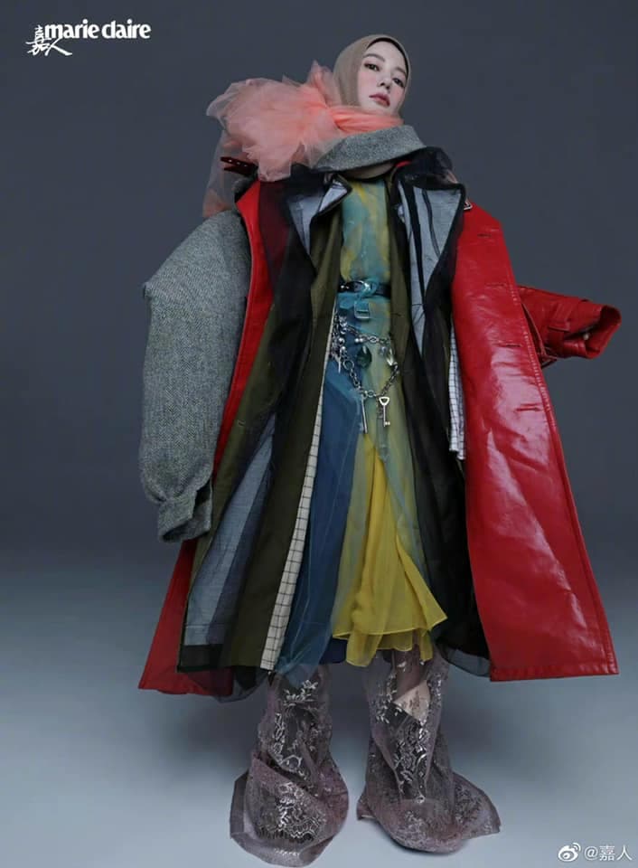 趙薇將多套衣服披掛上陣,詮釋出個人的百變魅力。也證明立委高嘉瑜家中衣服堆積如山超時尚。(翻攝自《嘉人》微博)