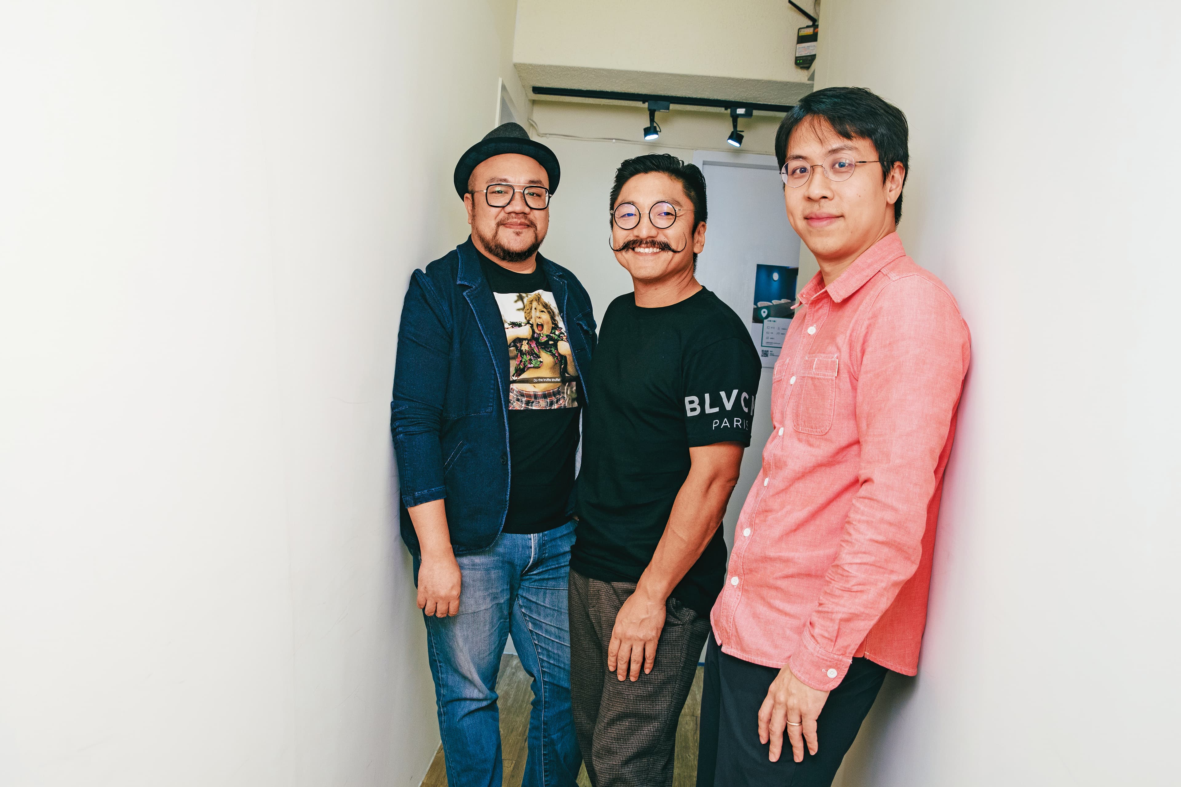 製作人葉天倫(左起)和導演北村豐晴攜手合作,將作家賴以威小說改拍成八集影集。