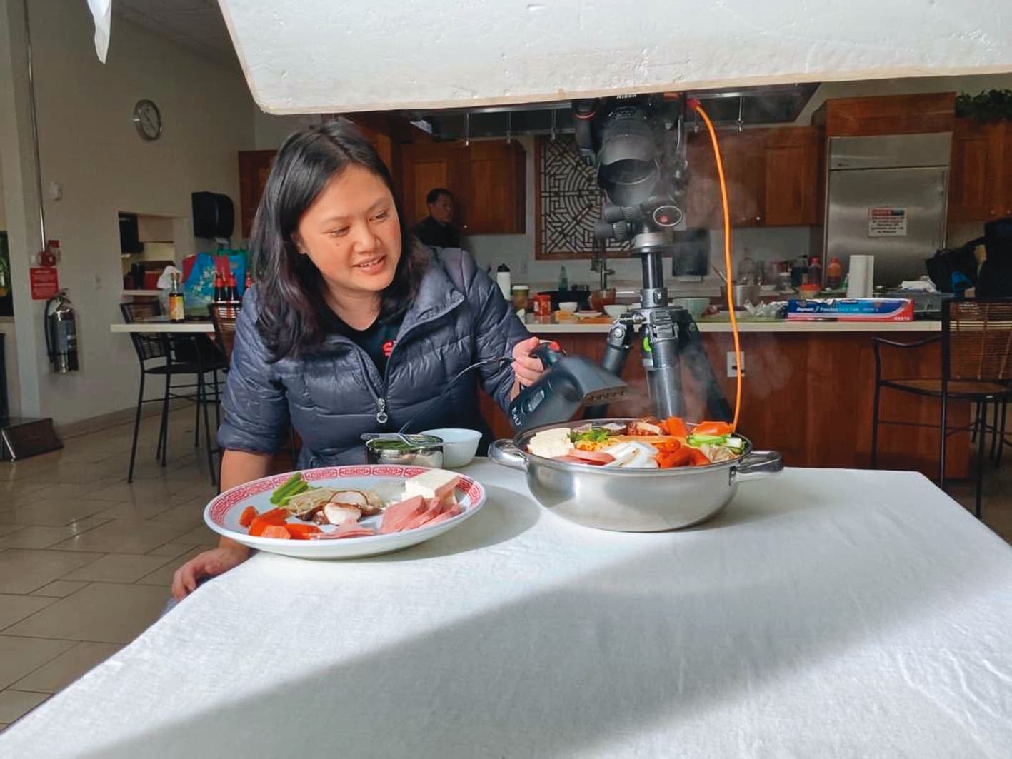 食物造型師隸屬於道具組，李宛蓉正借助外力讓火鍋看起來熱騰騰的。（李菀蓉提供）