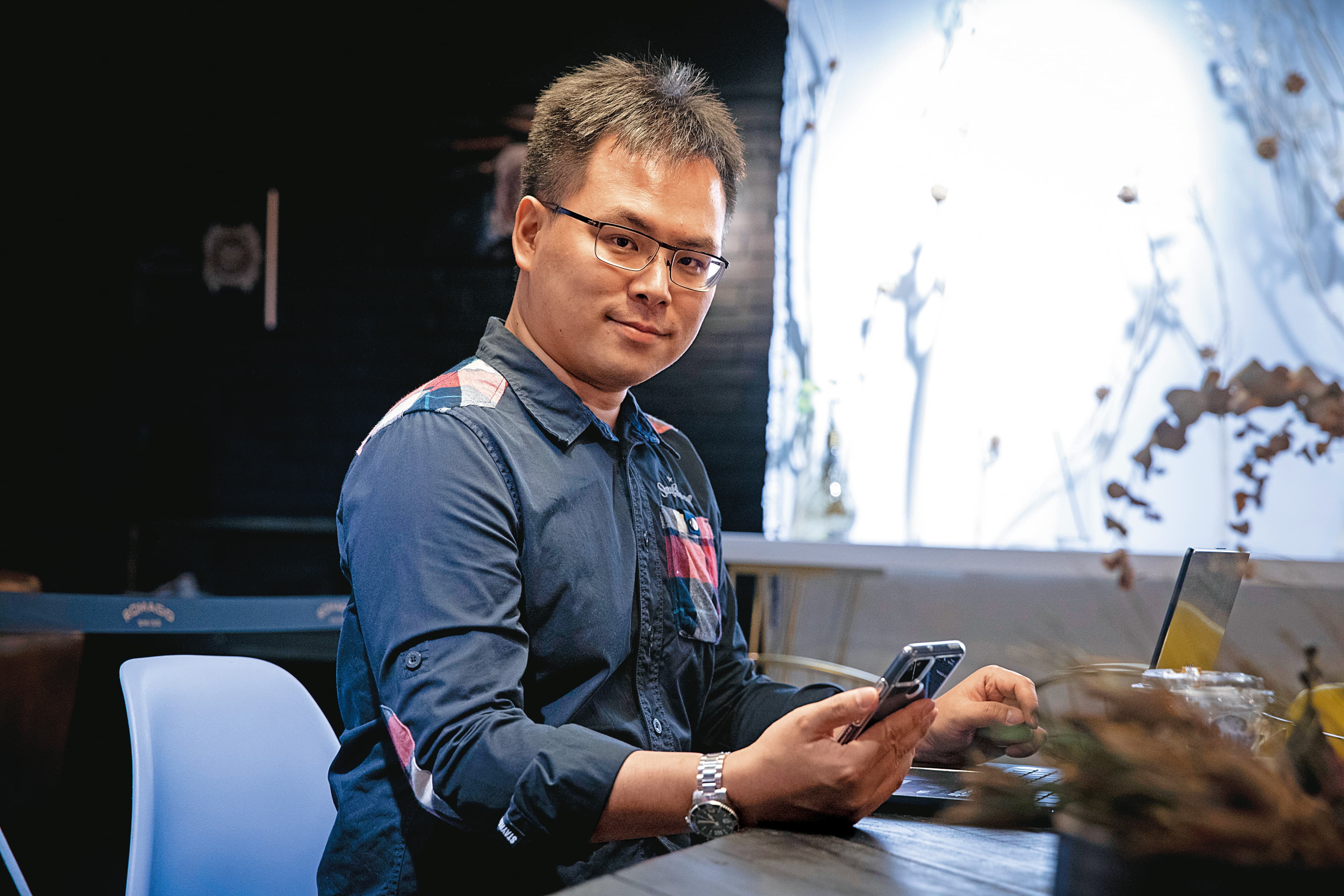 站務總監張哲宣擔任站長十多年,也擔任過兄弟象板板主,如今催生Ptt的官方手機版APP。