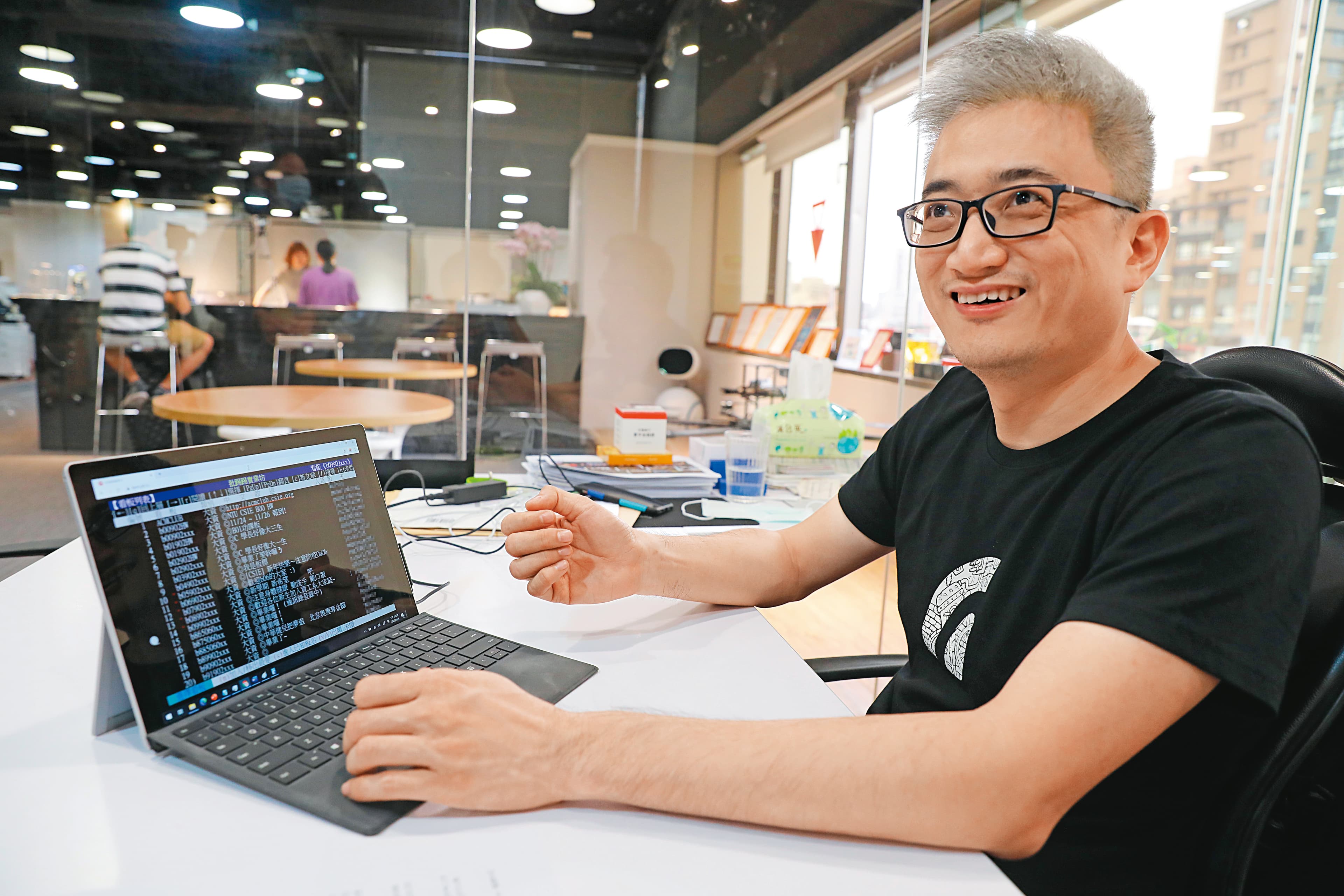 杜奕瑾在就讀台大資訊系大二時,以舊電腦、開源軟體架了Ptt,影響一個世代的BBS文化並活躍至今。