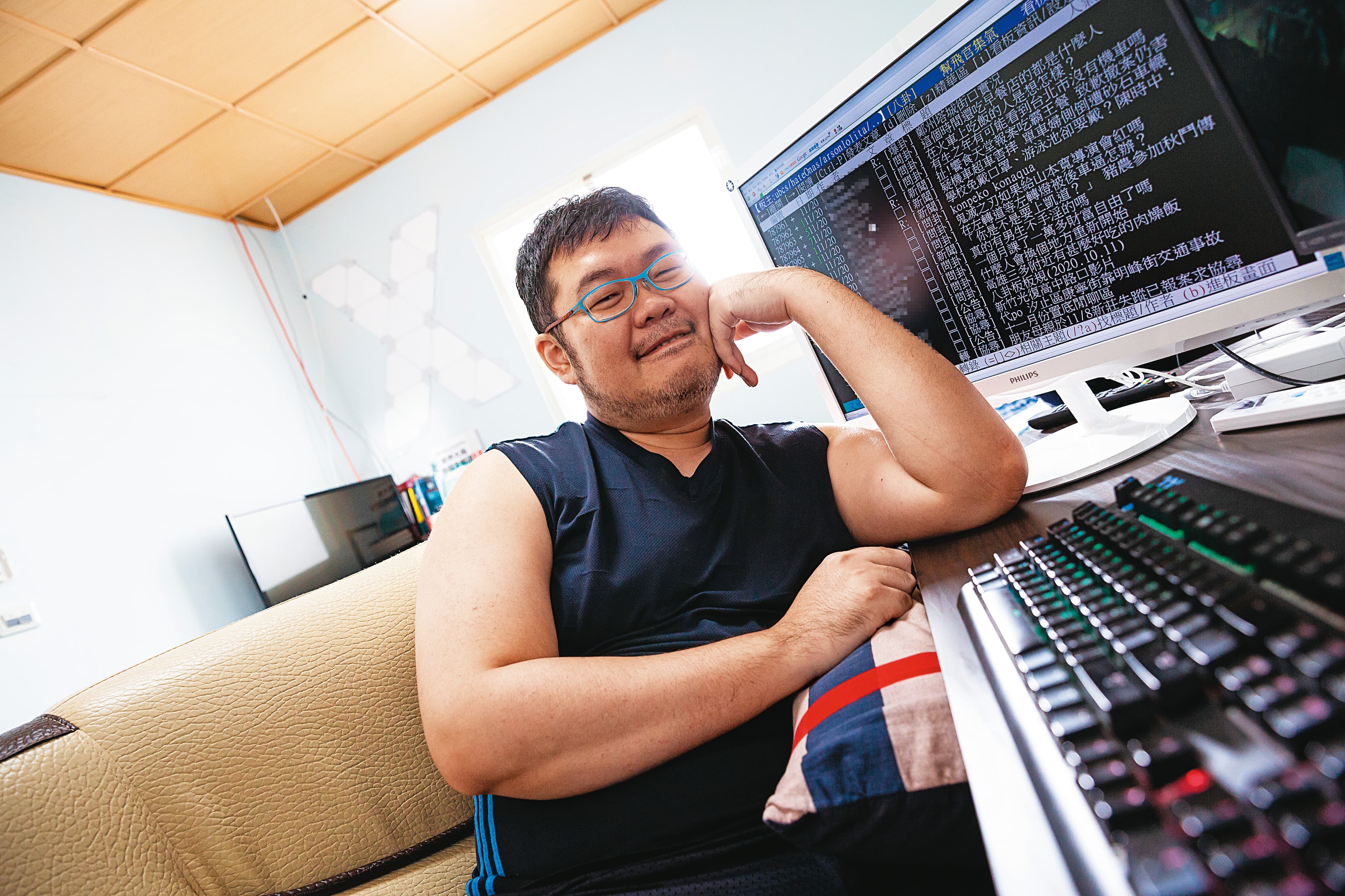 四叉貓的家中,床旁邊就是雙螢幕和鍵盤。