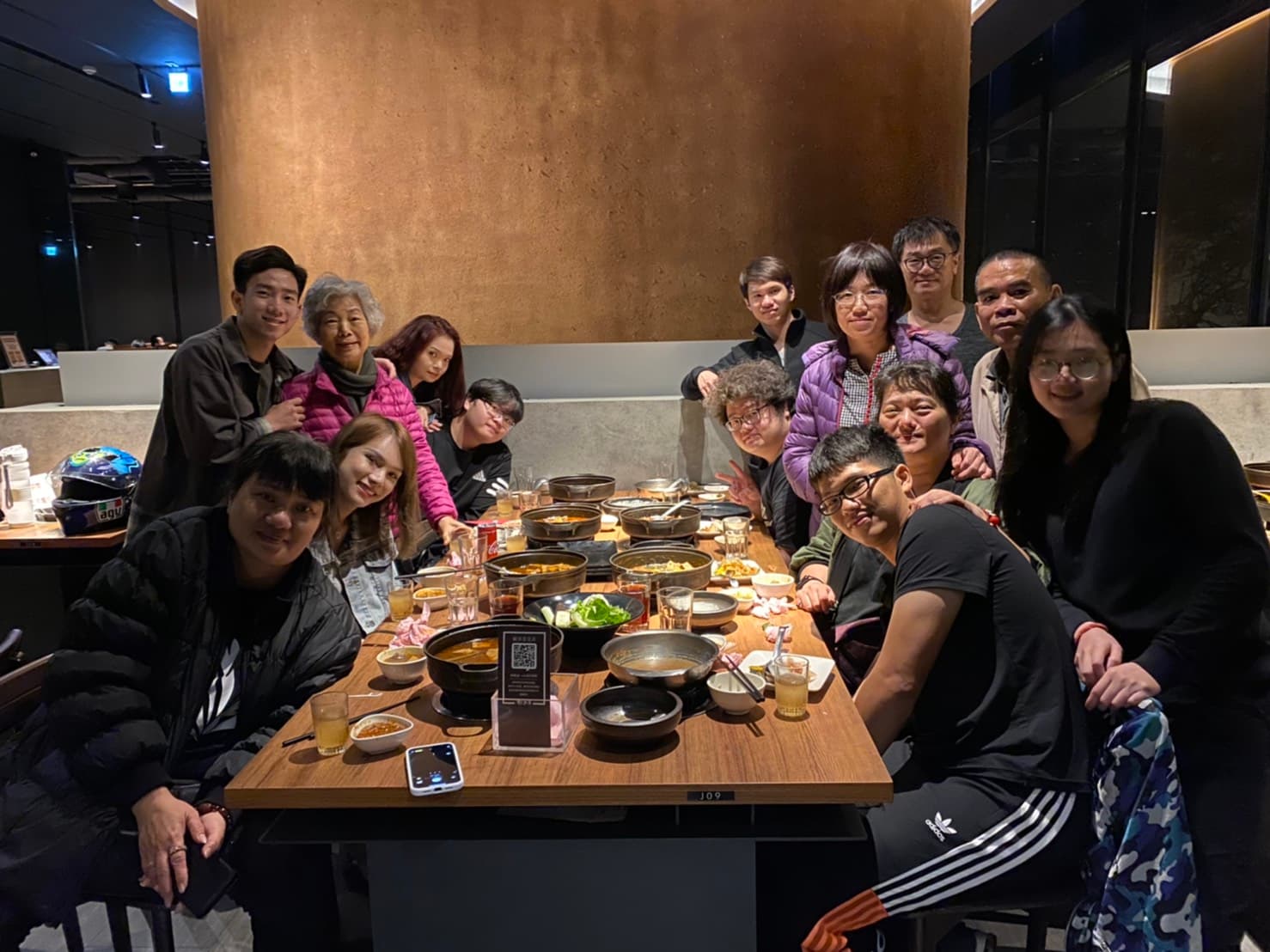 小A辣和家人聚餐,家族全都支持小A辣變性的決定。(小A辣提供)