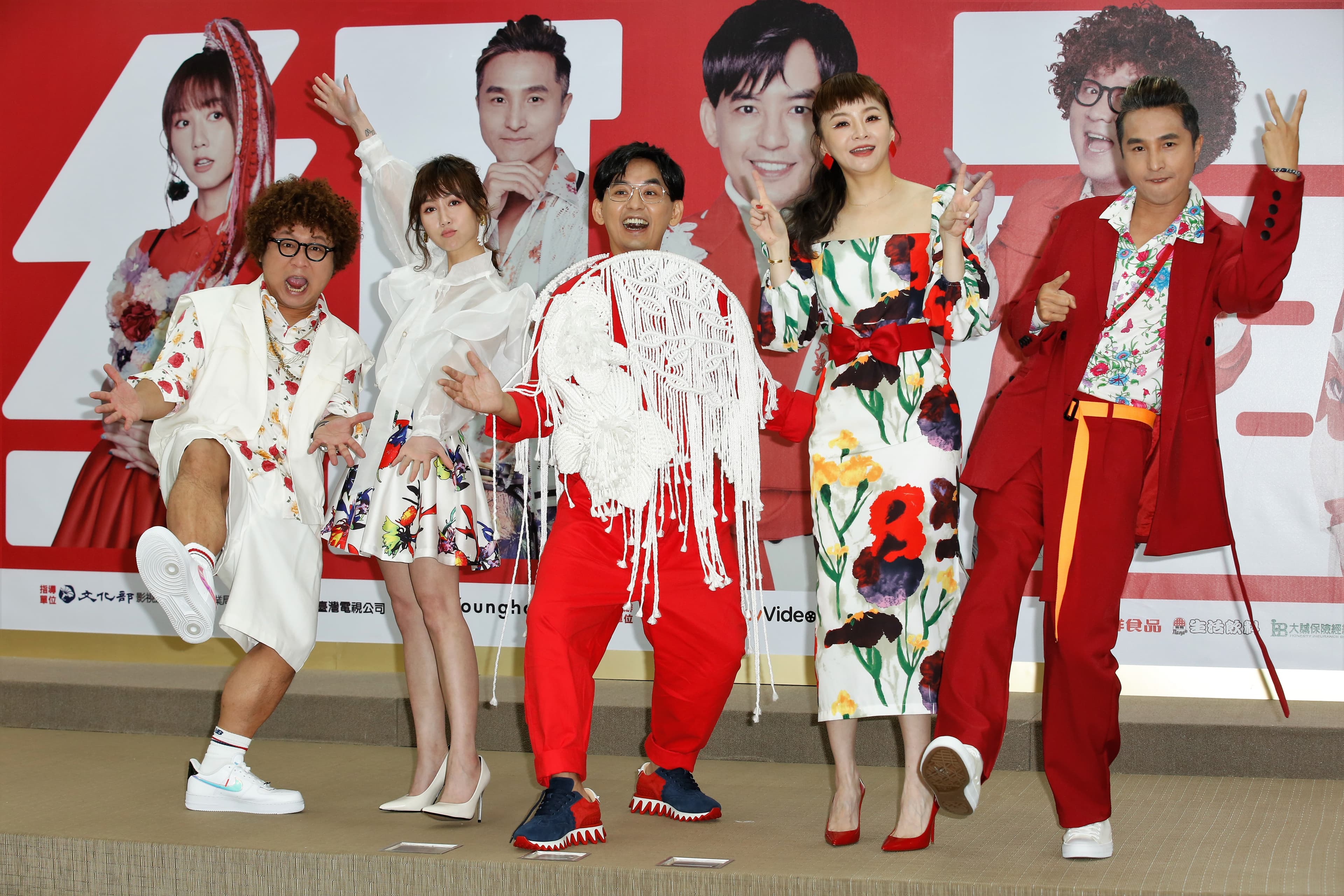 黃子佼(中)帶領納豆(左一)、瑪麗(左二)、花花(右二)、王少偉(右一)出席《2021超級巨星紅白藝能大賞》主持人亮相記者會。