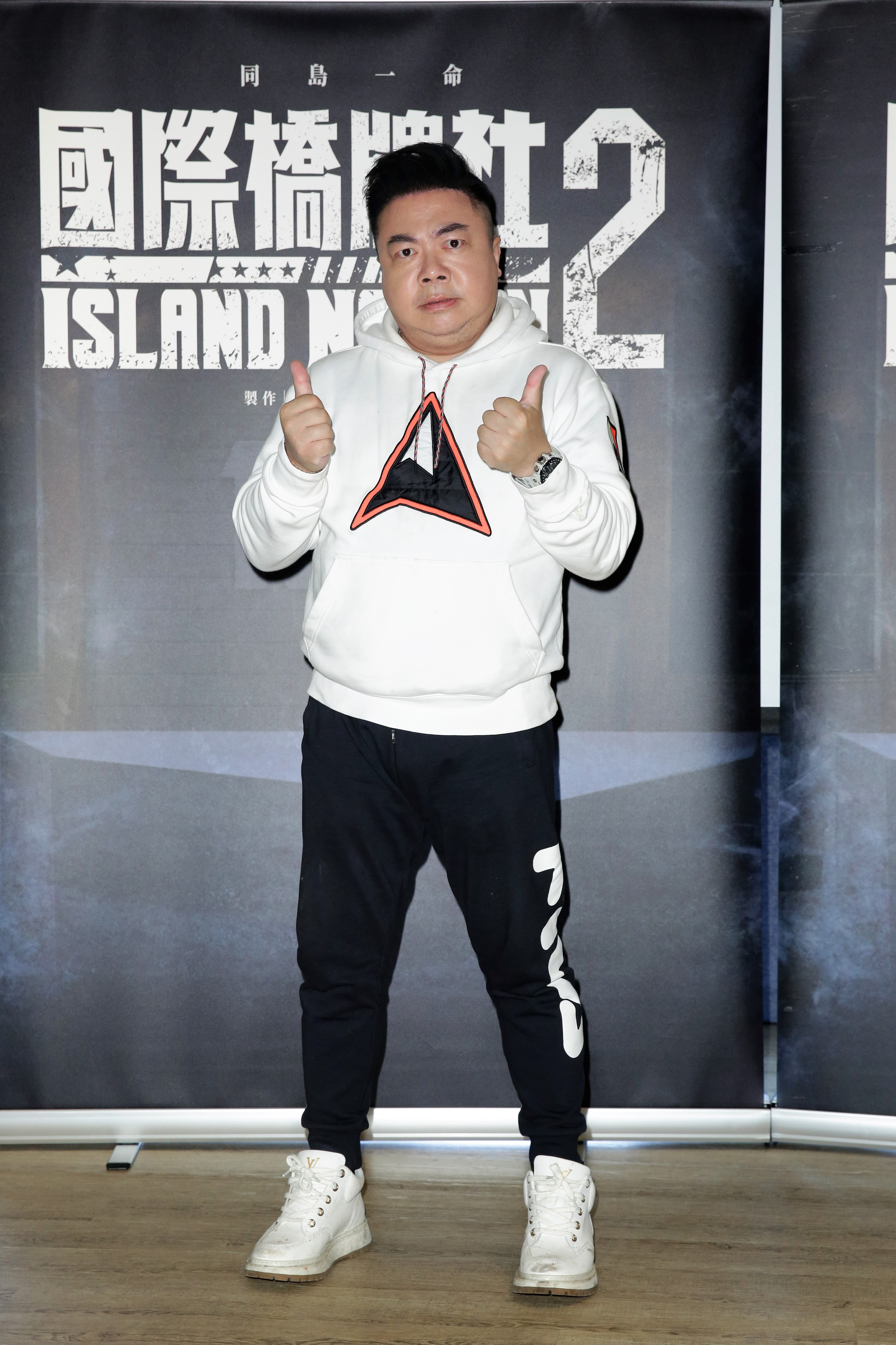 過去總在偶像劇演主角父親的董至成，這次在《國際橋牌社2》中飾演電視台老董，還與吳怡霈有吻戲讓他直呼賺到了。