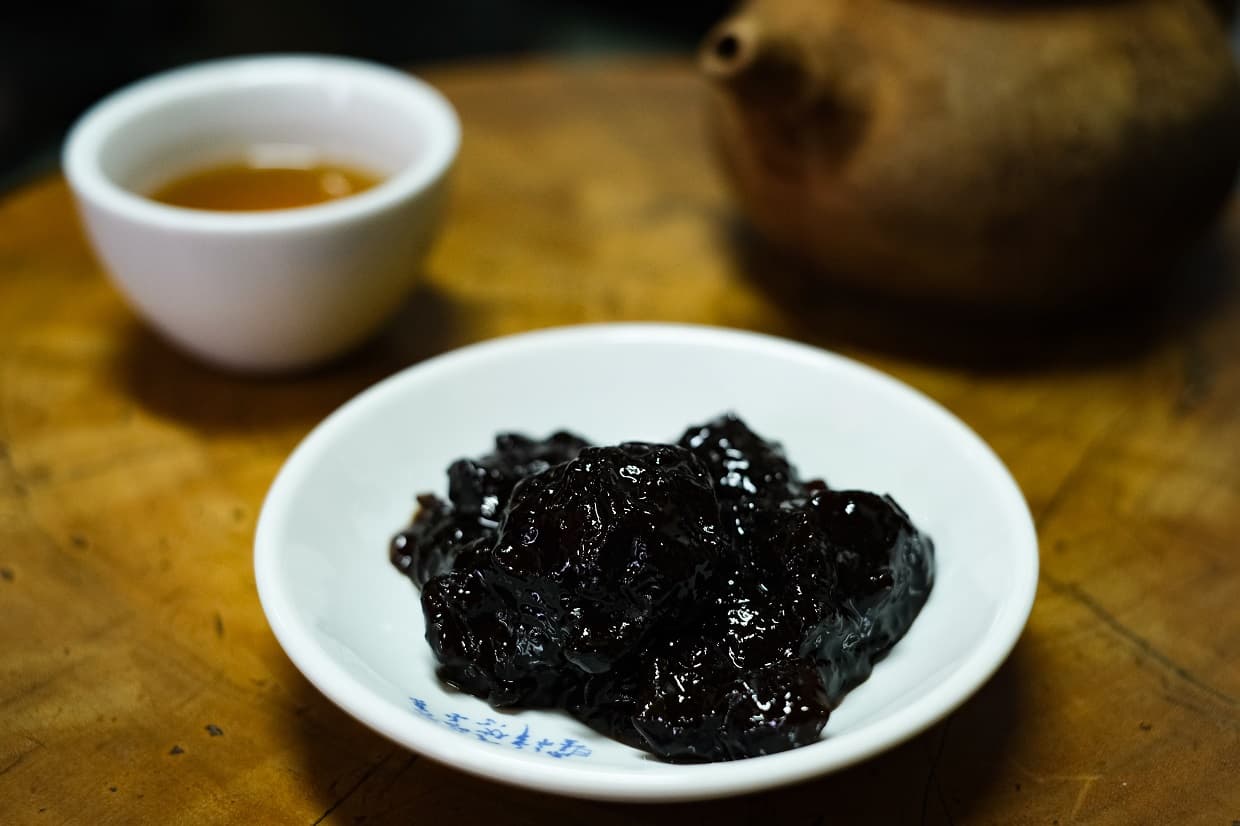 全隆商店獨家秘方製作的「焦糖梅」,滋味似陳皮梅。