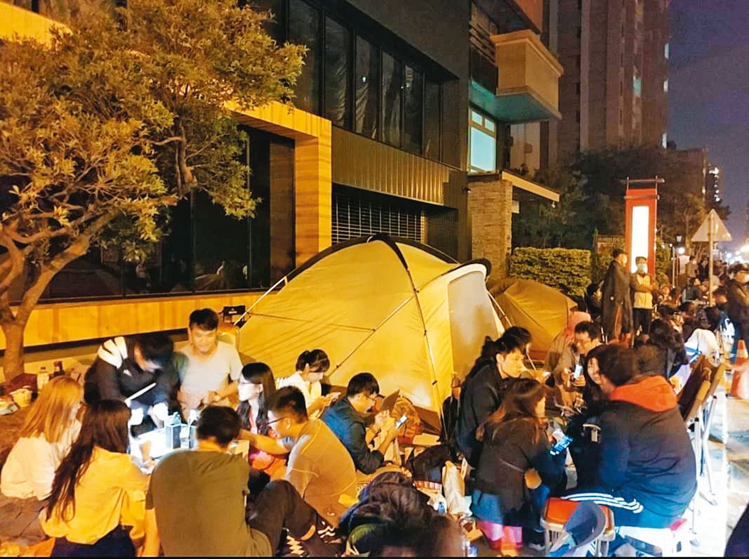 今年以來,民眾漏夜排隊、有錢買不到房的消息頻傳,讓政府不得不正視逐漸高漲的民怨。(翻攝自米築株式會社)