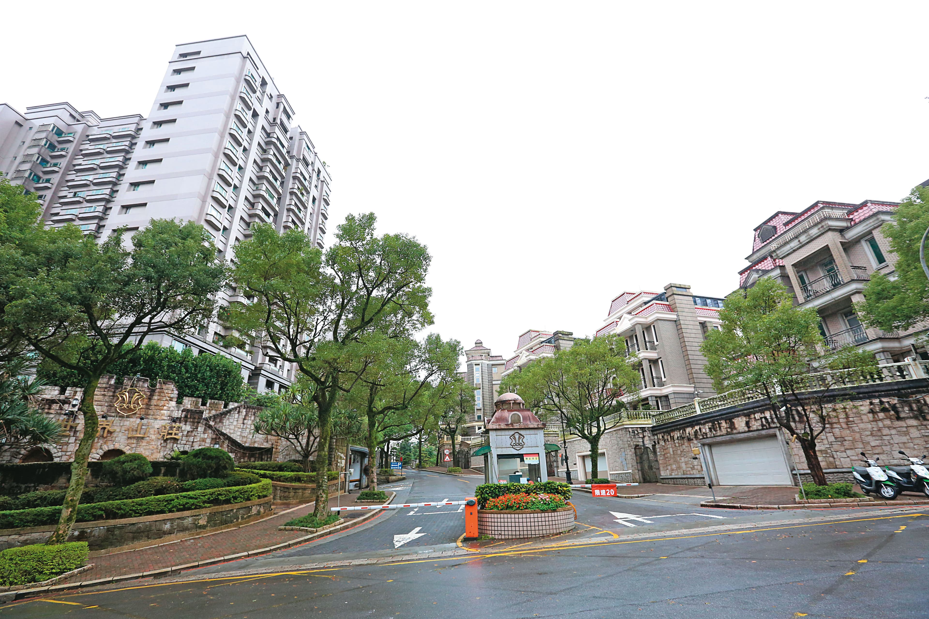 游迺文向寶佳主管透露，想買號稱「文山區帝寶」的世界山莊豪宅，對方叫他先去看房，喜歡再來喬。