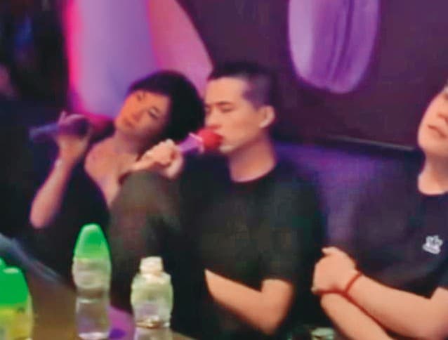 王菲(左)與Ryan(右),在KTV歡唱玩樂。(翻攝自新浪微博)
