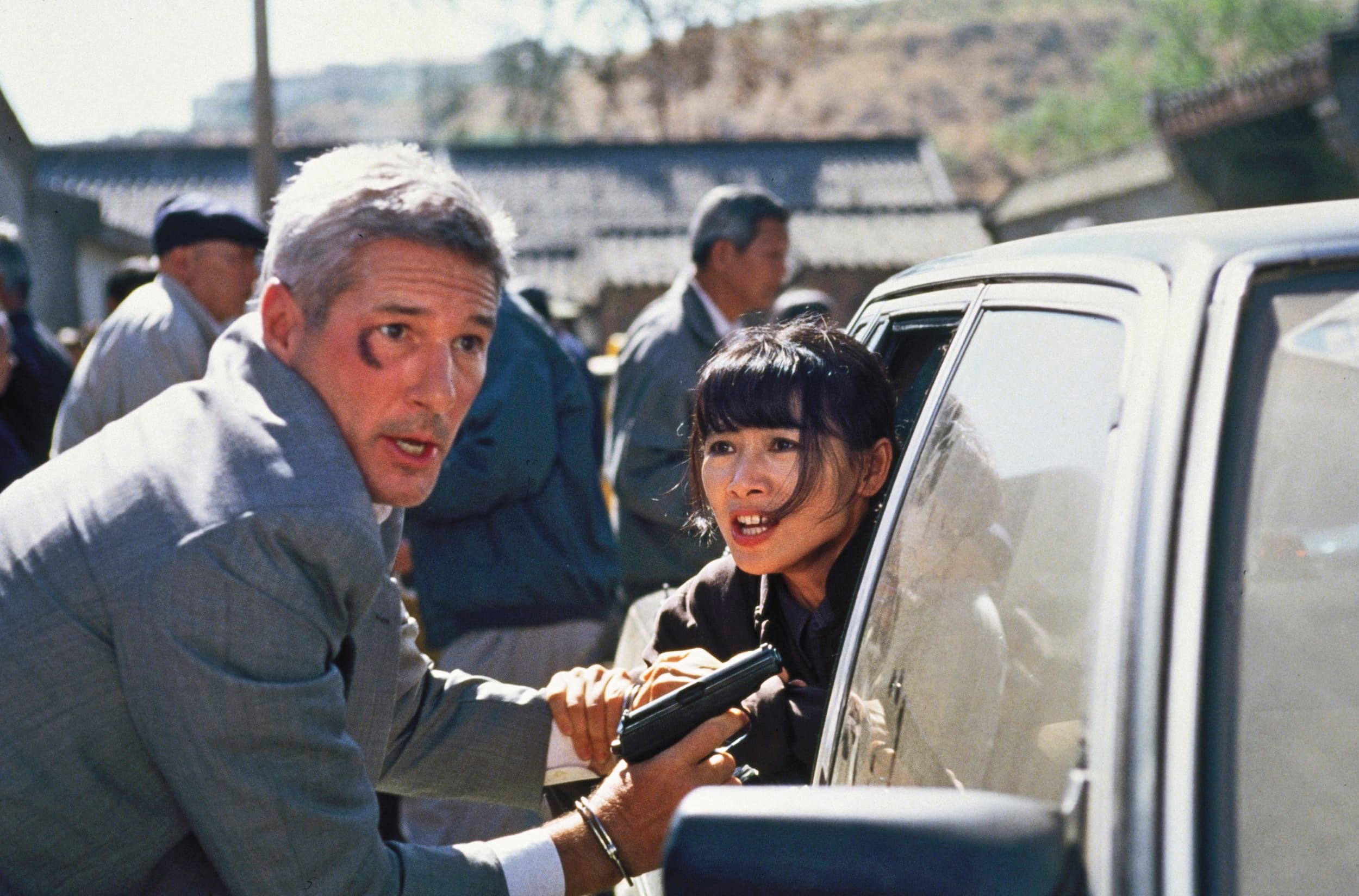 1997年,白靈曾和李察吉爾(左)主演《紅色角落》,打開國際市場。
