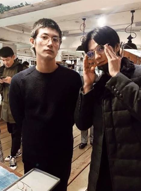 三浦春馬(左)和新田真劍佑私交甚篤,還曾一起去配眼鏡。(翻攝自三浦春馬Instagram)