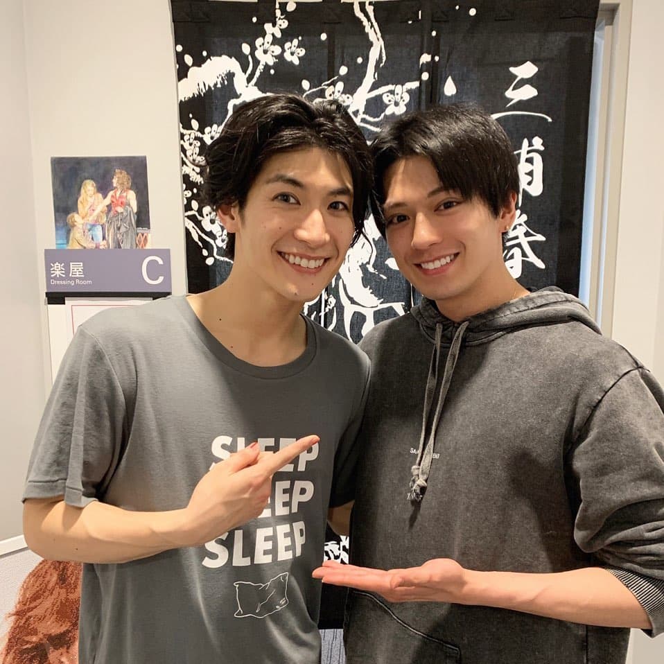 新田真劍佑(右)十分尊敬三浦春馬,曾力挺他主演的音樂劇《長靴妖姬》。(翻攝自新田真劍佑Instagram)