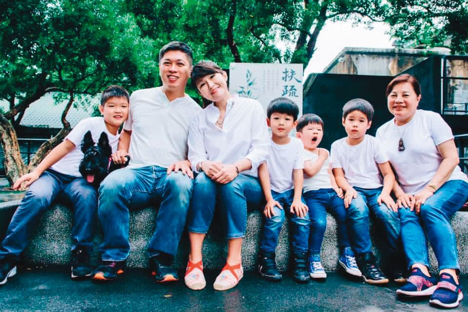 創業初期不賺錢,黃世杰直到37歲才敢結婚,趕進度5年生4個兒子,平日休閒便是帶家人泡溫泉。