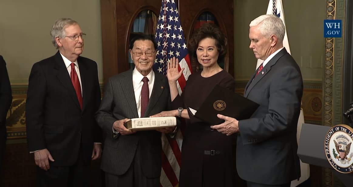 麥康乃爾(左1)的妻子趙小蘭(右2)是美國交通運輸部長。(翻攝自白宮YouTube)