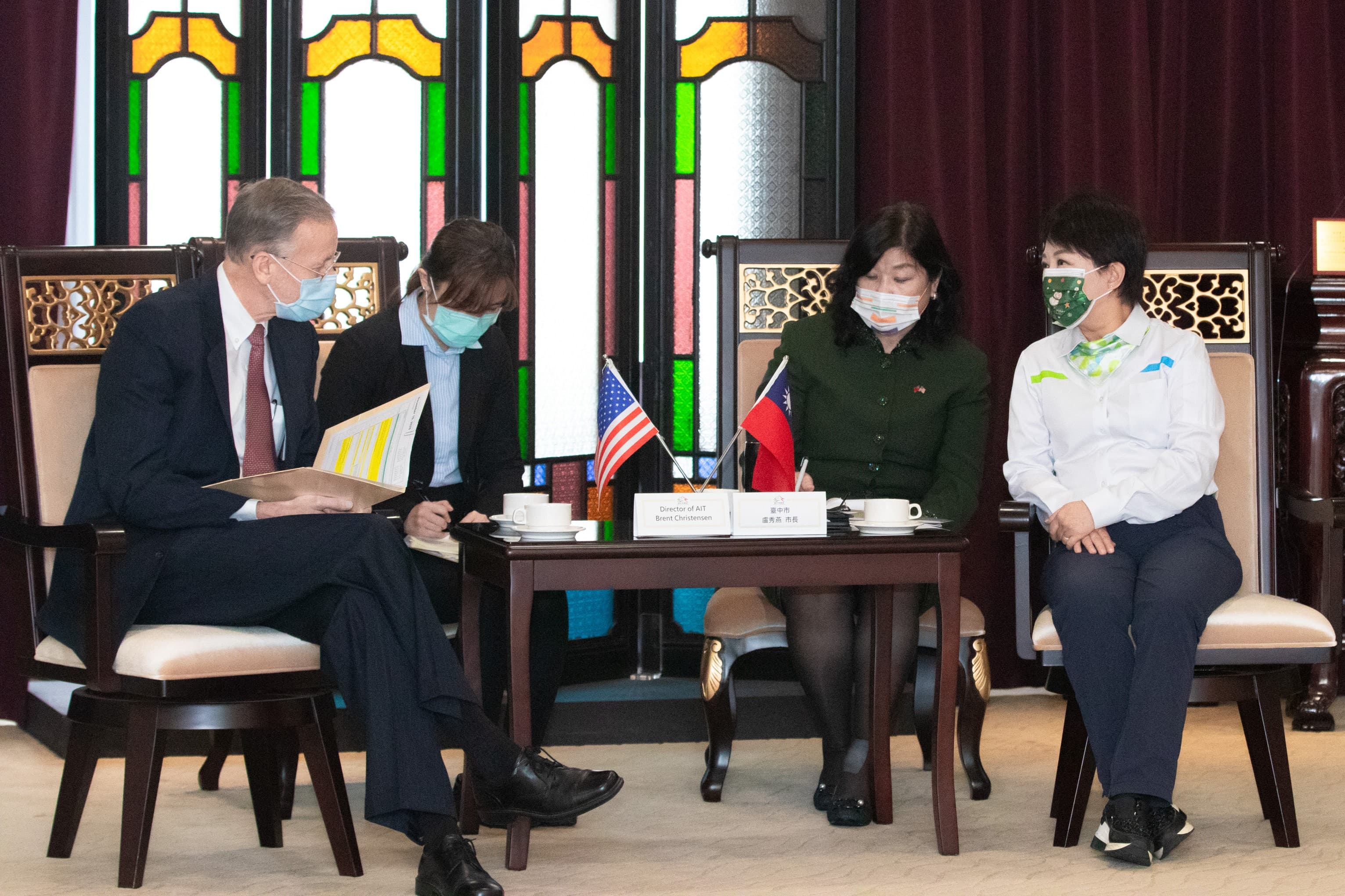 台中市長盧秀燕(右1)日前當面對AIT處長酈英傑(左1)表明反萊豬。(翻攝自台中市政府官網)