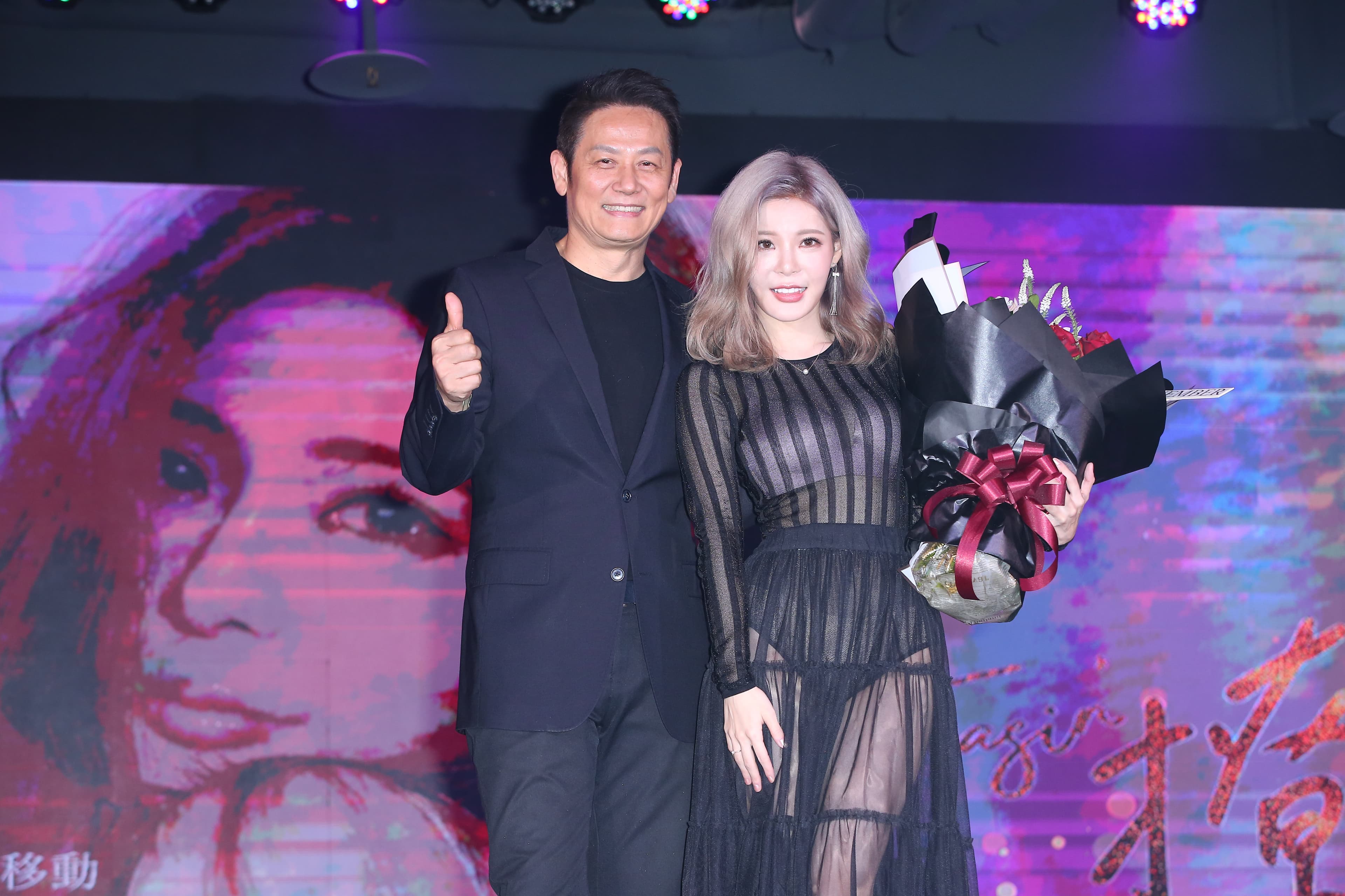 孟慶而是徐乃麟未來的媳婦Soa專輯製作人,特地擔任神祕嘉賓站台獻花。