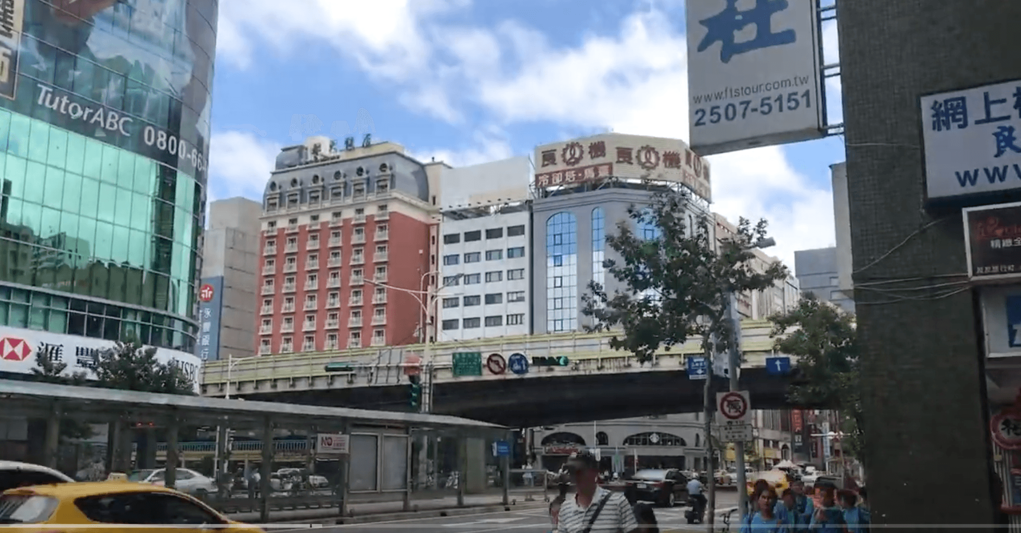 影片前段可見台北街景。(翻攝YouTube畫面)