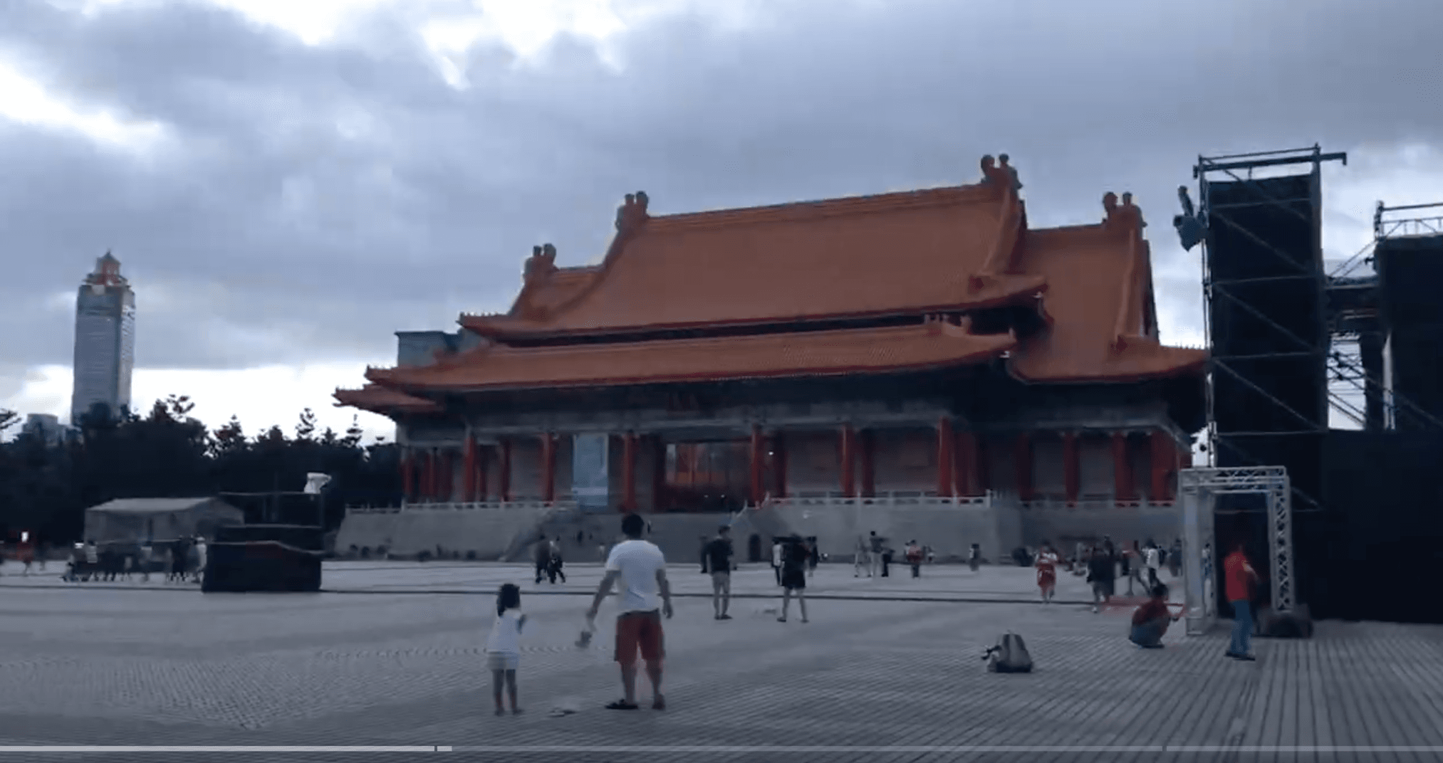 影片開頭有兩廳院畫面,應是結束隔離後拍攝。(翻攝YouTube畫面)