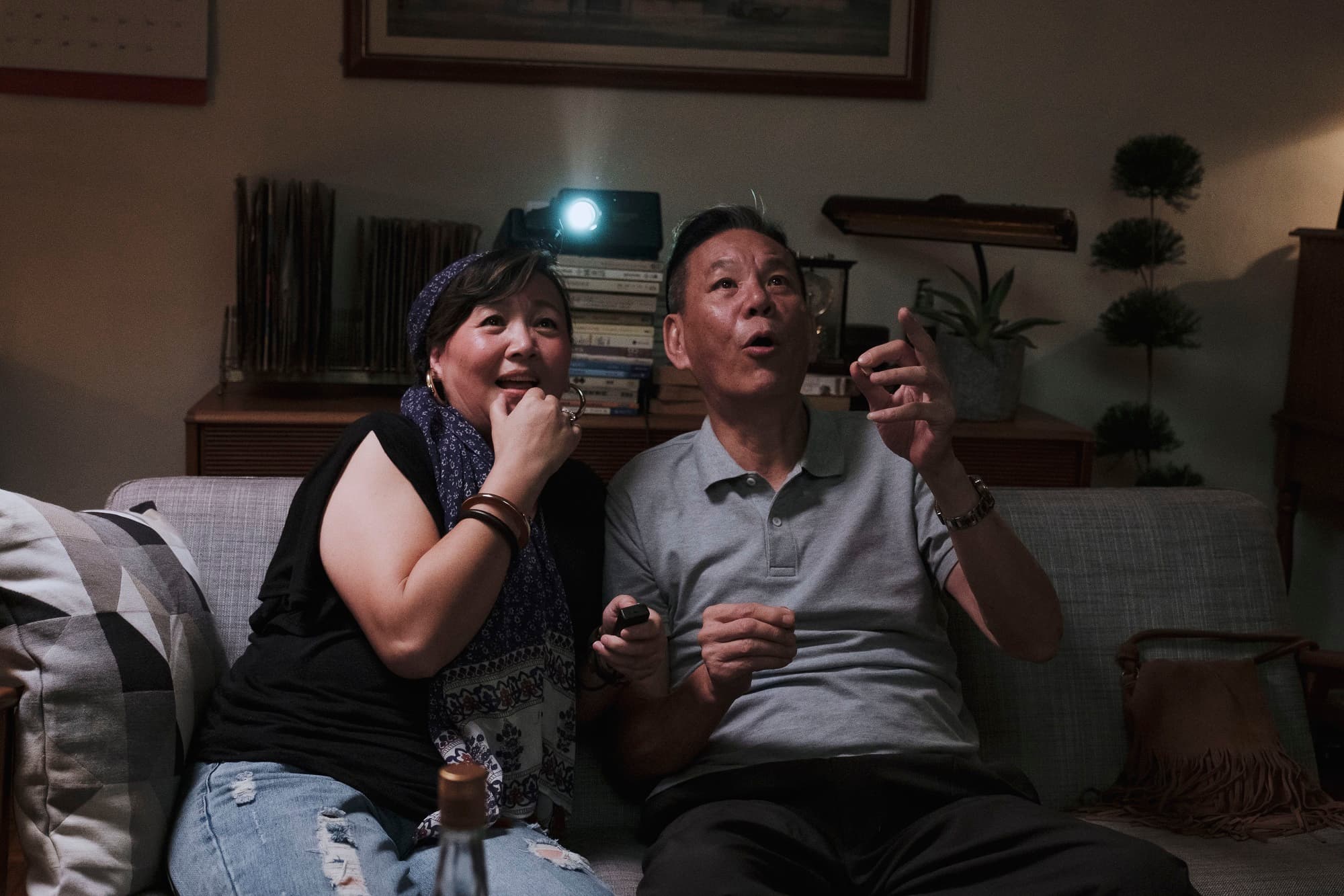 龍劭華(右)在《戒指流浪記》中是位正義阿伯,也是主角丟鑽戒的關鍵人物。左為王琄。(HBO Asia提供)