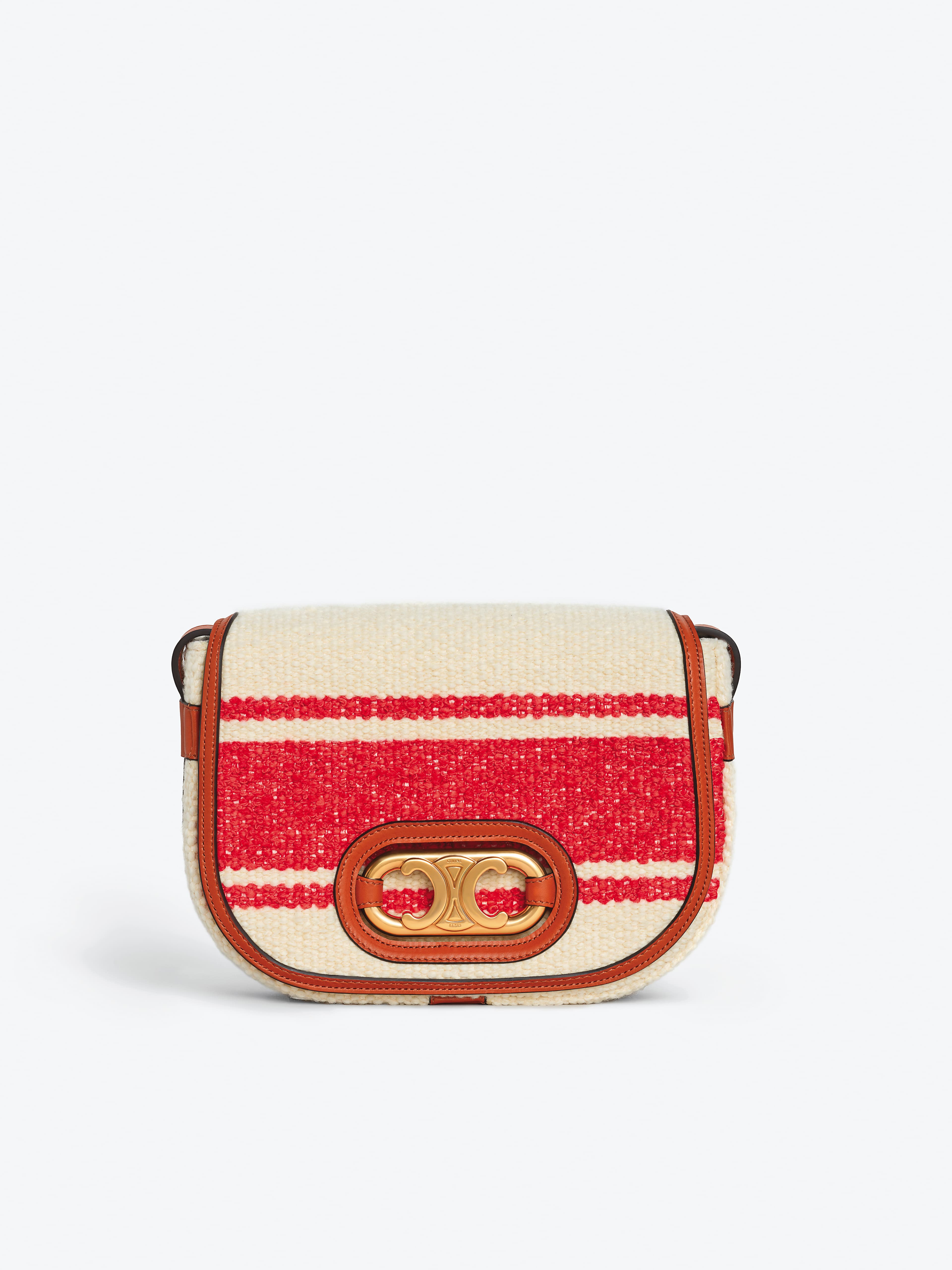 MAILLON TRIOMPHE經典凱旋門釦紅白布料肩背包NT$72,000。(CELINE提供)