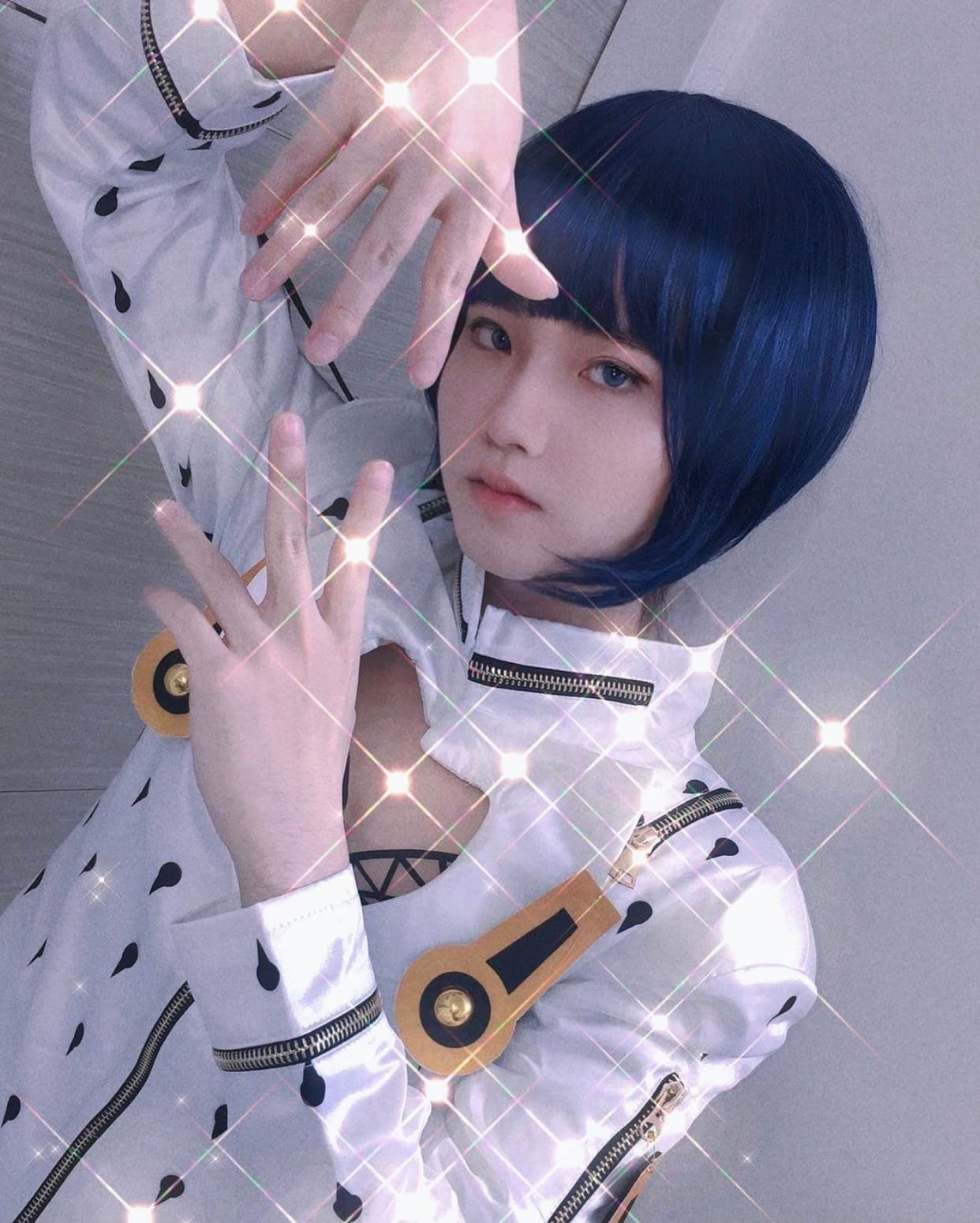持修在IG上傳一張新造型,戴上藍色假髮Cosplay動漫人物,絕美外貌引起網友熱烈討論。(翻攝自持修IG)