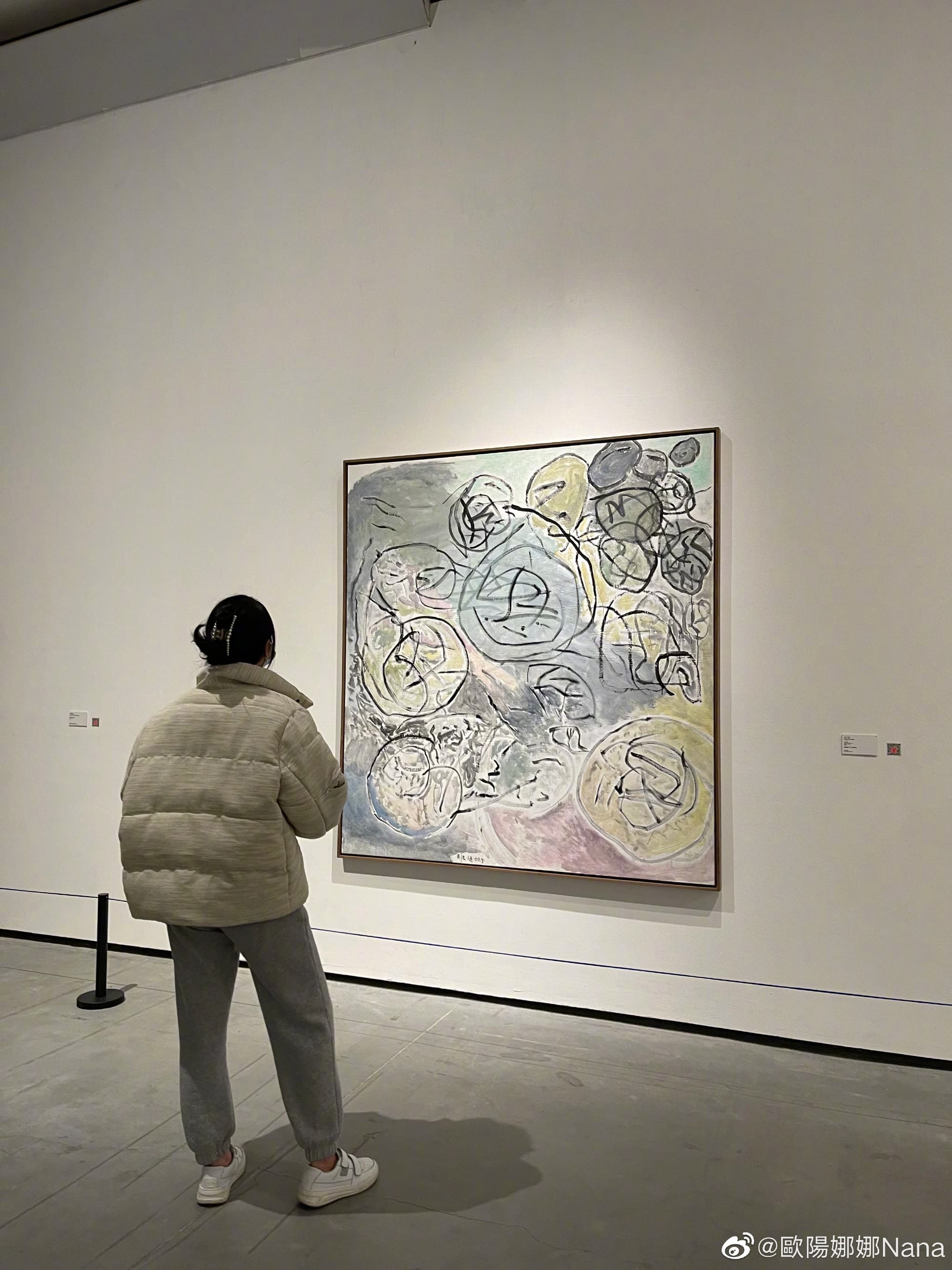 歐陽娜娜與陳飛宇不約而同分享了在北京798藝術區的照片。(翻攝自歐陽娜娜微博)