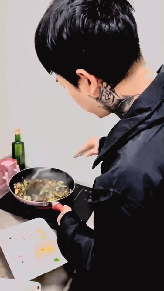 謝和弦透過烹飪建立正面情緒,嘗試自己做菜。(莉婭提供)