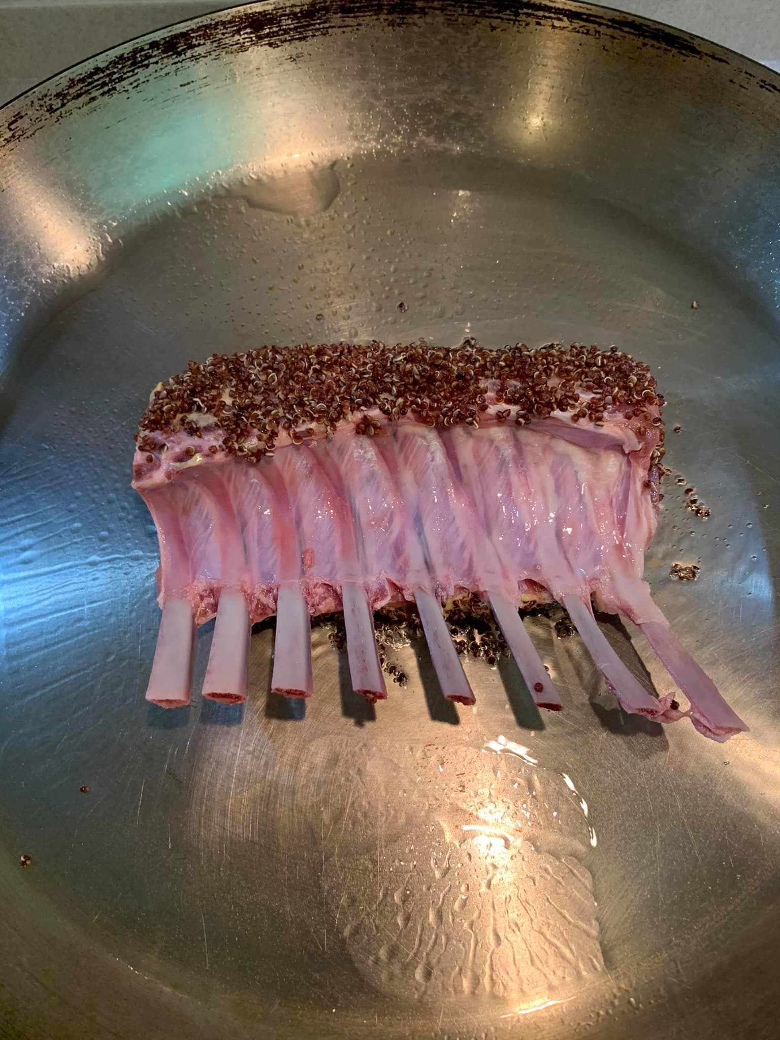 用平底鍋煎羊排。