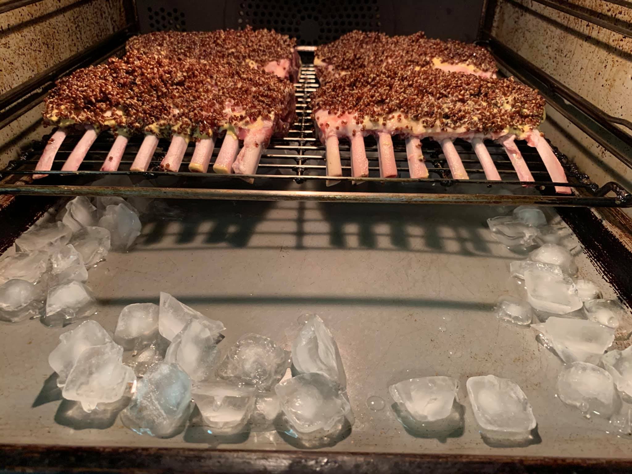 加冰塊這一步驟，可使羊排皮酥肉嫩。