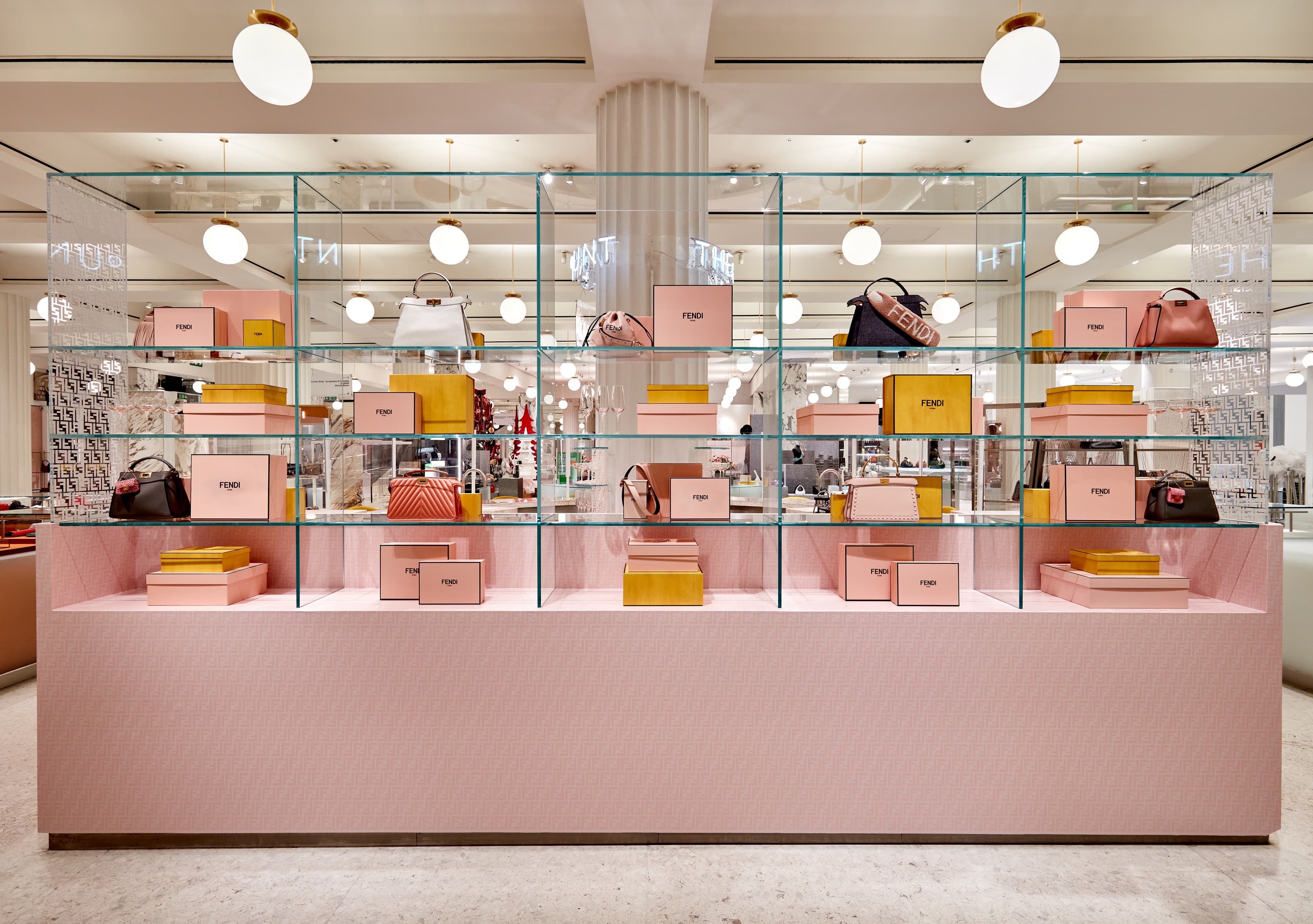 FENDI CAFFE咖啡店的設計概念來自於全新的FENDI ROMA Holiday系列,以粉紅色及FENDI的招牌黃色為獨特配色。(FENDI提供)