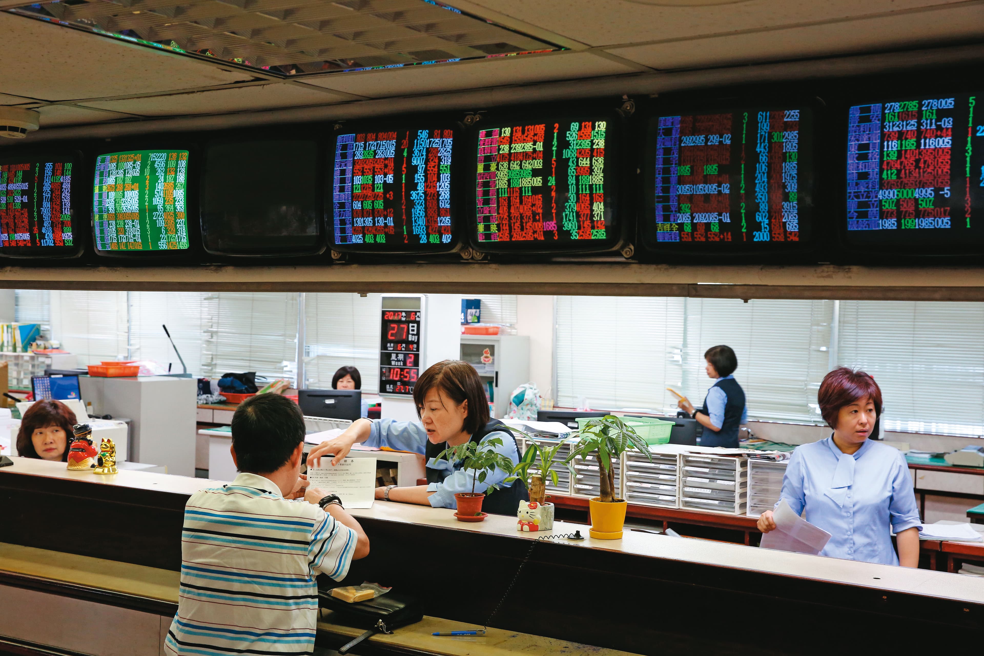 臨櫃開戶耗時費力,多數券商都已提供線上開戶、一天審核通過的服務。