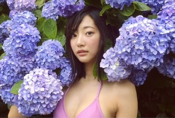 武田玲奈為了轉戰戲劇圈,去年推出封奶寫真《THE LAST》。(翻攝自武田玲奈IG)