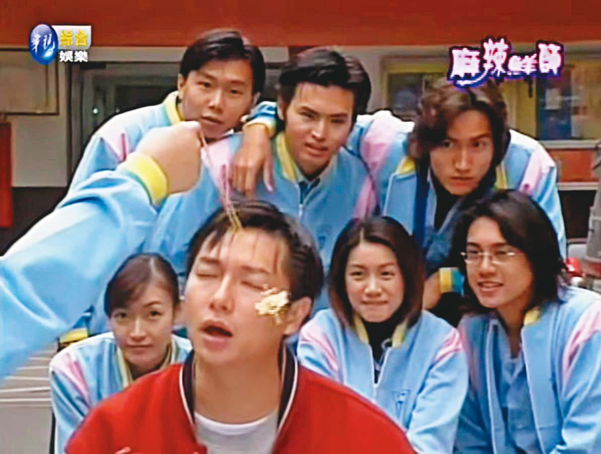 謝祖武(前)在校園劇《麻辣鮮師》中扮演搞笑又有教學熱忱的徐磊老師,活靈活現的演出讓他一炮而紅。(翻攝華視)
