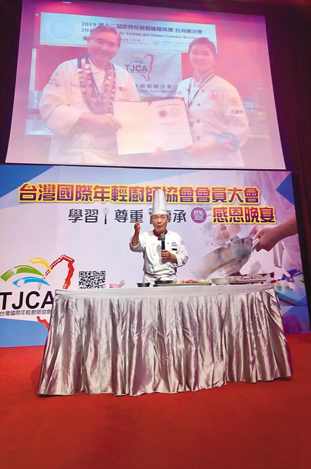阿基師經常參與各大廚師相關活動,今年6月為年輕廚師協會10週年活動站台。(翻攝自鄭衍基好料理)