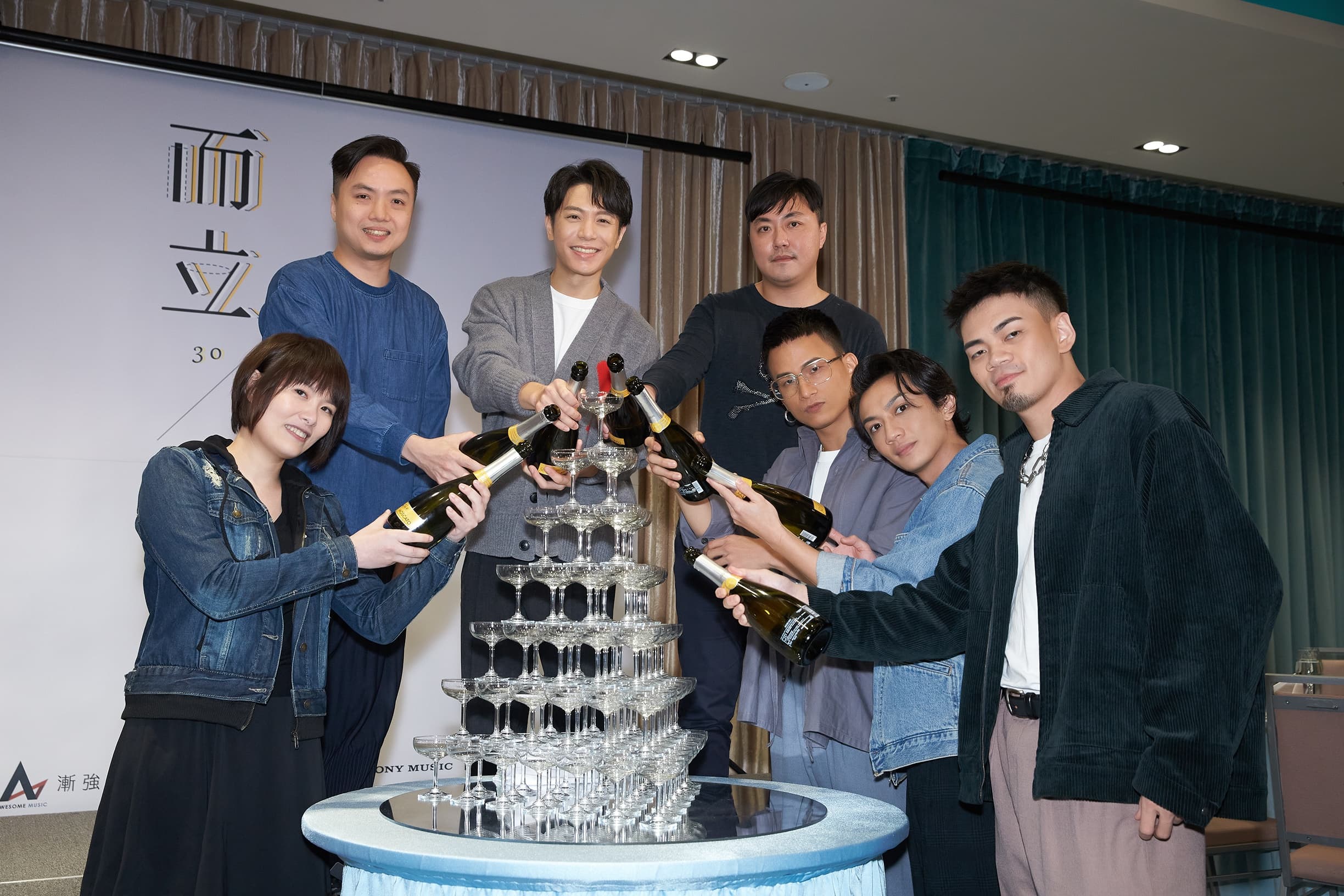 主辦單位IMC總經理黃子軒和協辦單位台灣索尼音樂總經理Kevin（符國文）與韋禮安和茄子蛋、導演馨儀一同開香檳慶祝演唱會大成功。（IMC Live Global 提供）★《鏡週刊》關心您：未滿18歲禁止飲酒，飲酒過量害人害己，酒後不開車，安全有保障。