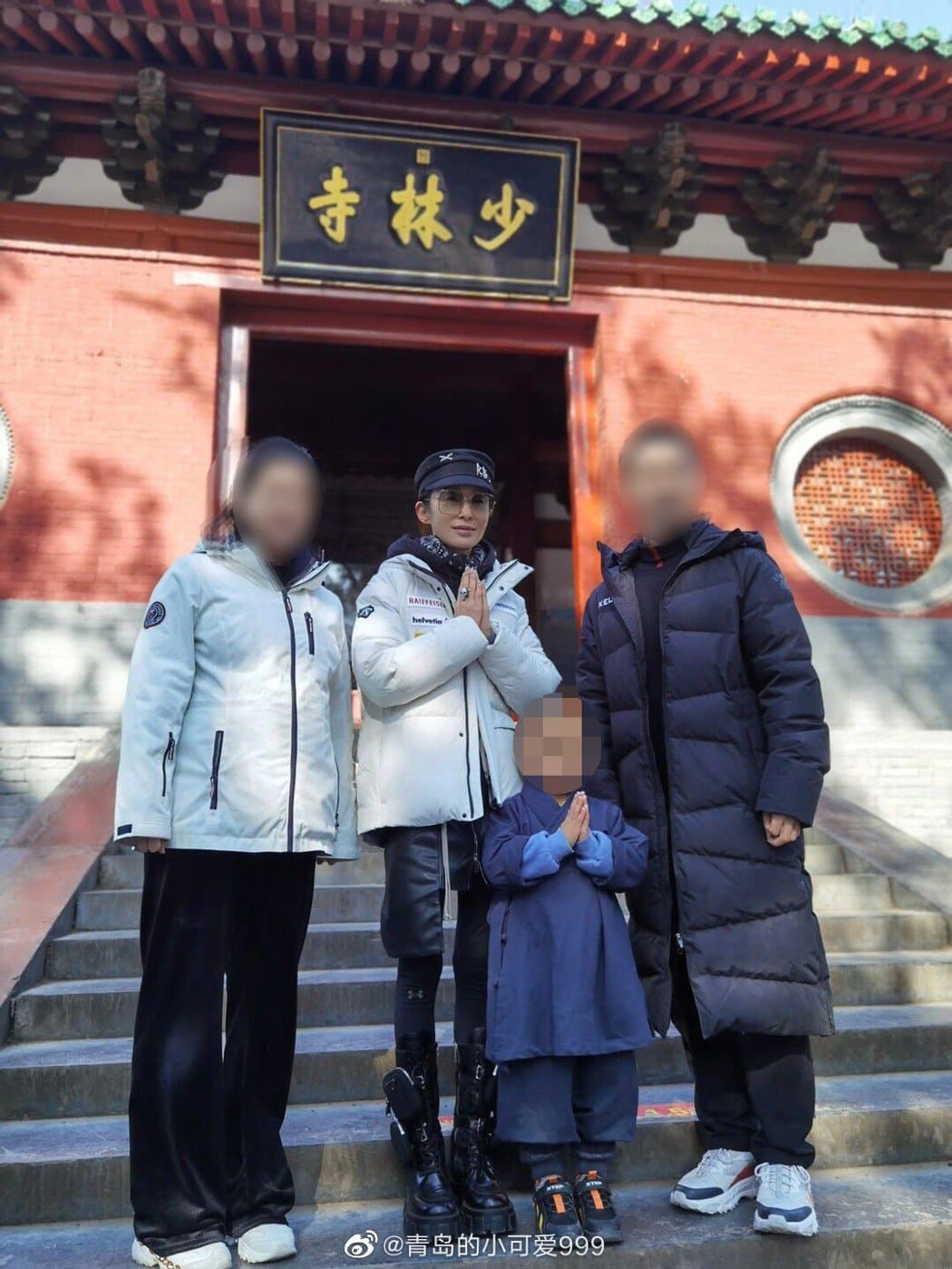 張敏一雙細腿引發熱議。(翻攝微博)