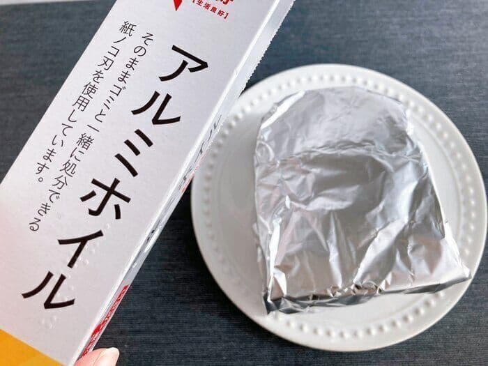 日本主婦分享,吃不完的吐司可用鋁箔紙包好密封,經過再次烘烤依舊能維持蓬鬆口感。(翻攝自日本雅虎)