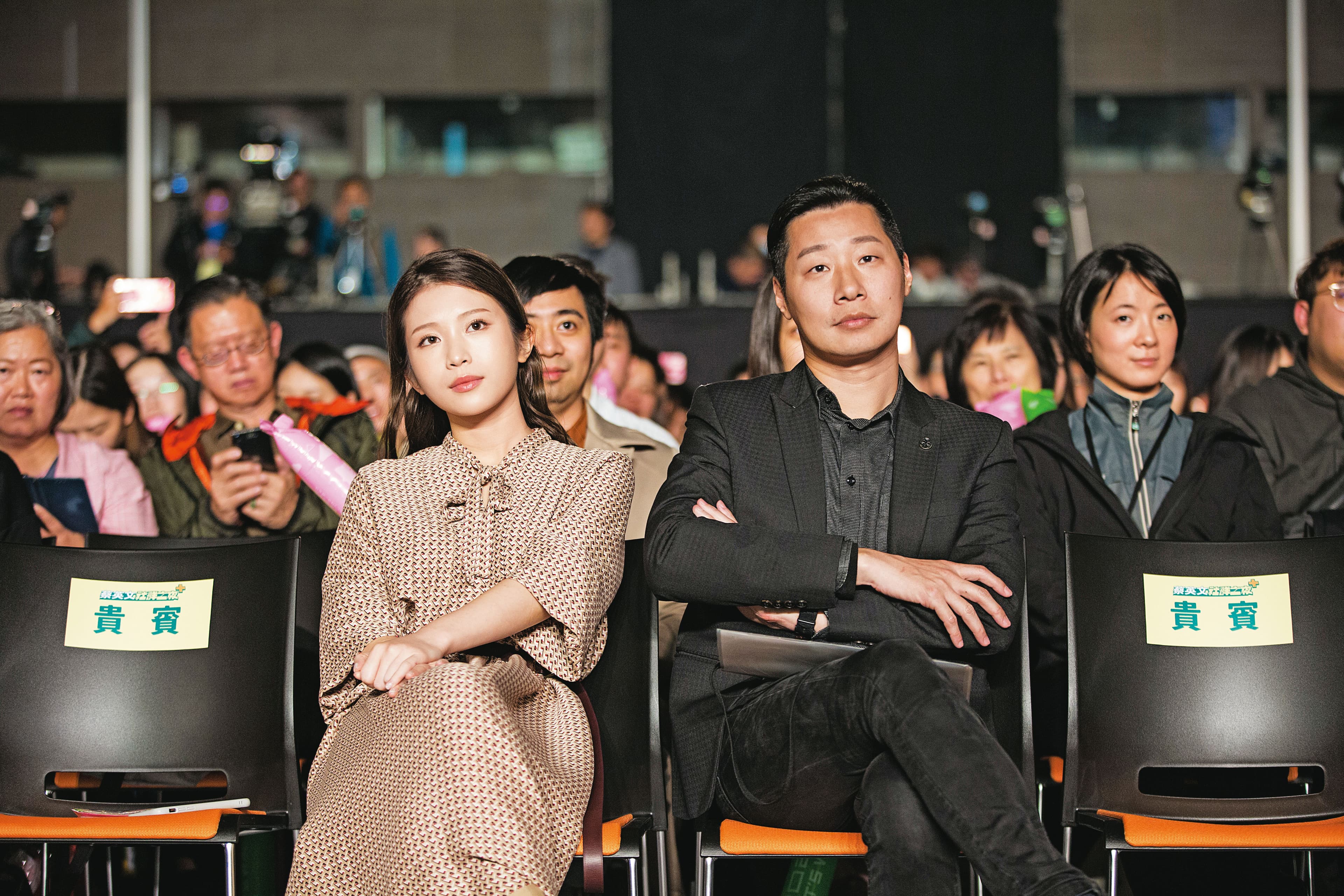 鄭家純(前左)除了身材火辣,個性也十分嗆辣,不避諱參與政治性活動。前右為立委林昶佐。