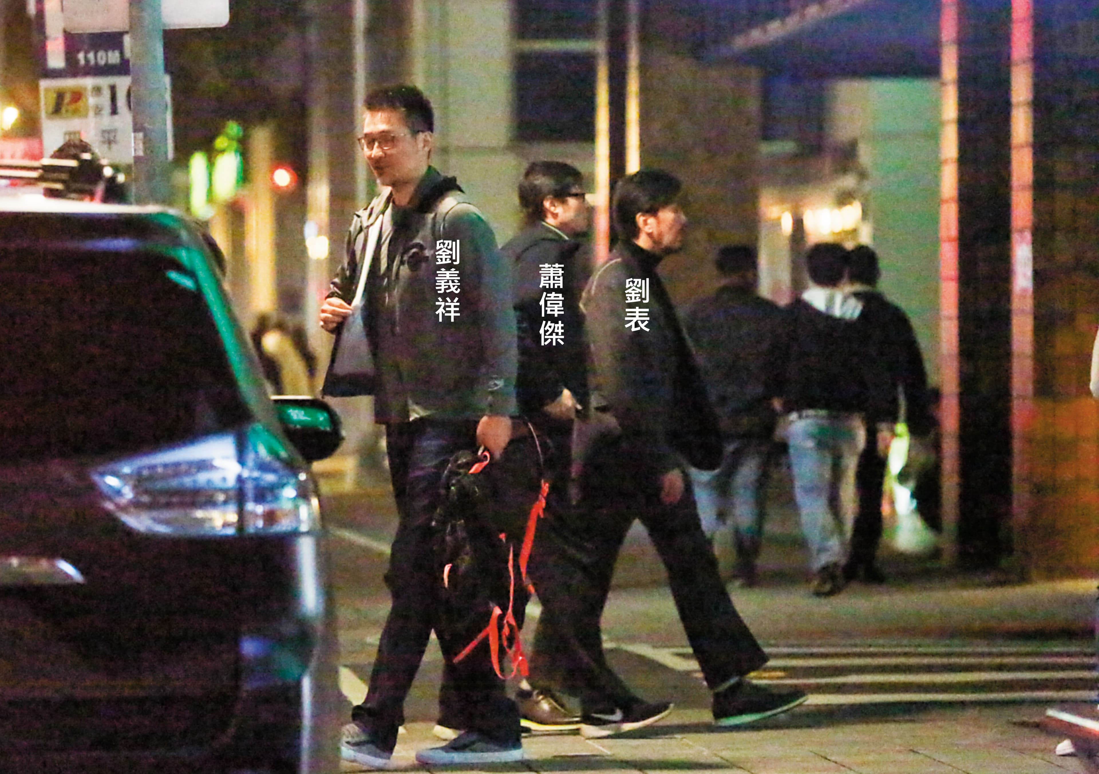12/12 20:47 本刊直擊,桃園領航猿隊總教練劉義祥、台銀前教練蕭偉傑及名模王聖芬老公劉表等人12日晚間現身北市松江路酒店。