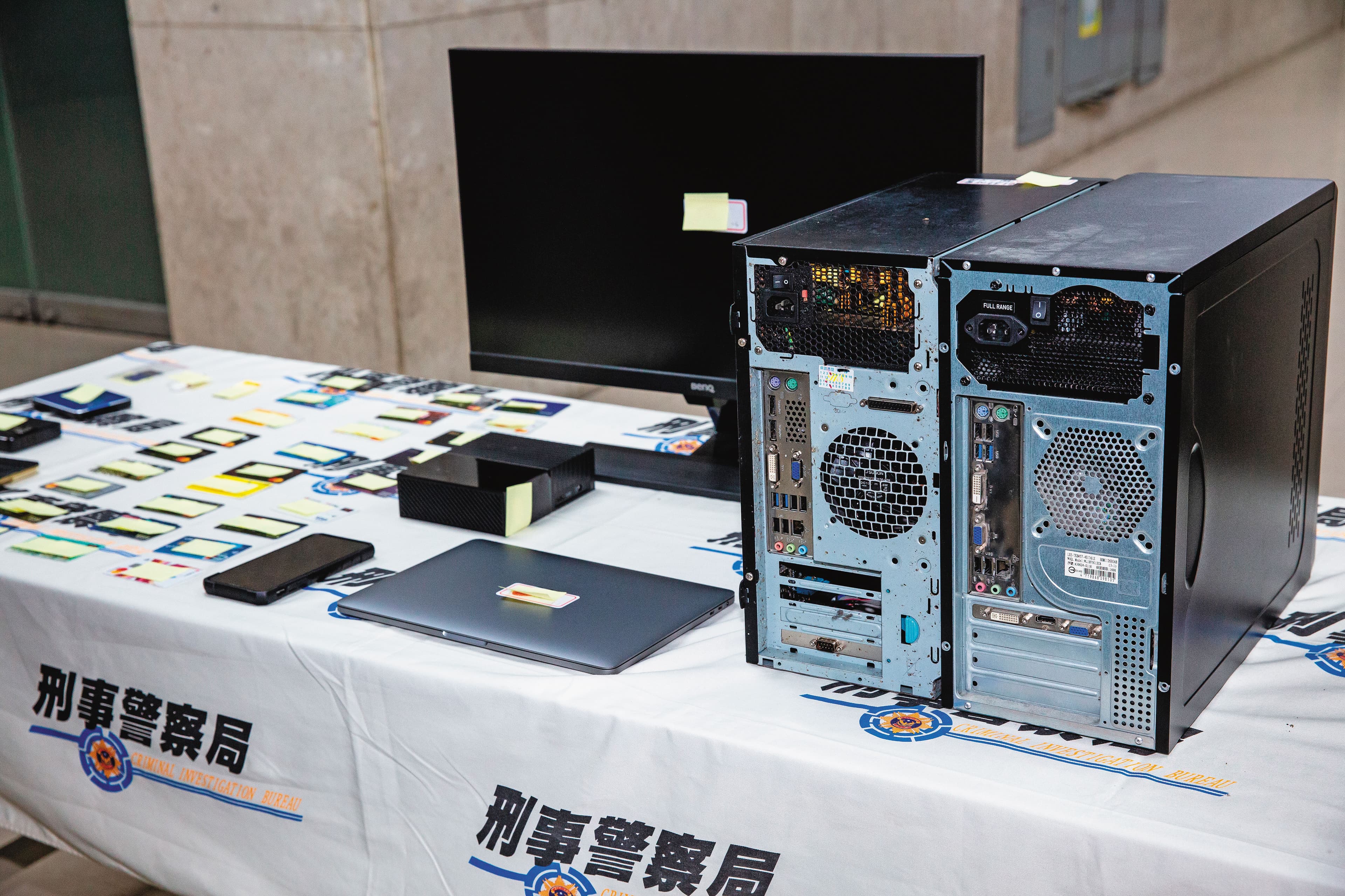 刑事局從余、劉2嫌住處,扣得電腦、筆電及行動硬碟等多項證據,正循線追查幕後共犯。