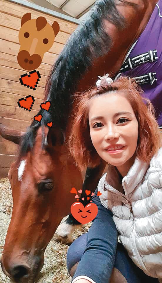 43歲的斯容是購物台天后,她自己曾表示撞臉蔡依林。(Jolin表示…)(翻攝自斯容臉書)