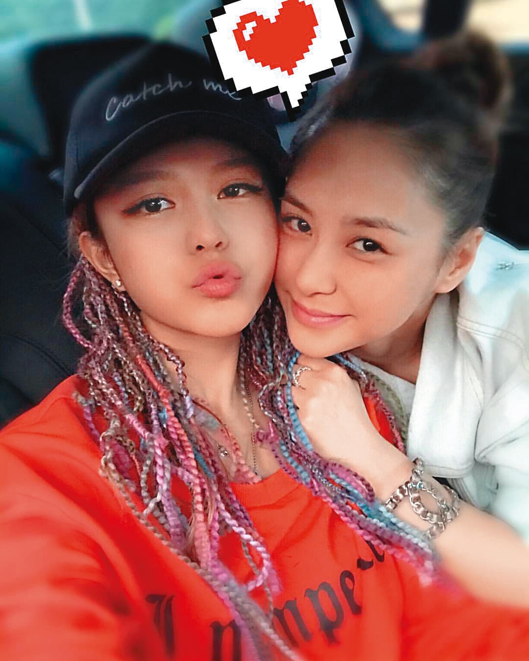 周揚青(左)的交友廣闊,香港大咖如阿嬌(右)也是她的人脈之一,對於她經營演藝事業想必有不少助益。(翻攝自鍾欣潼微博)