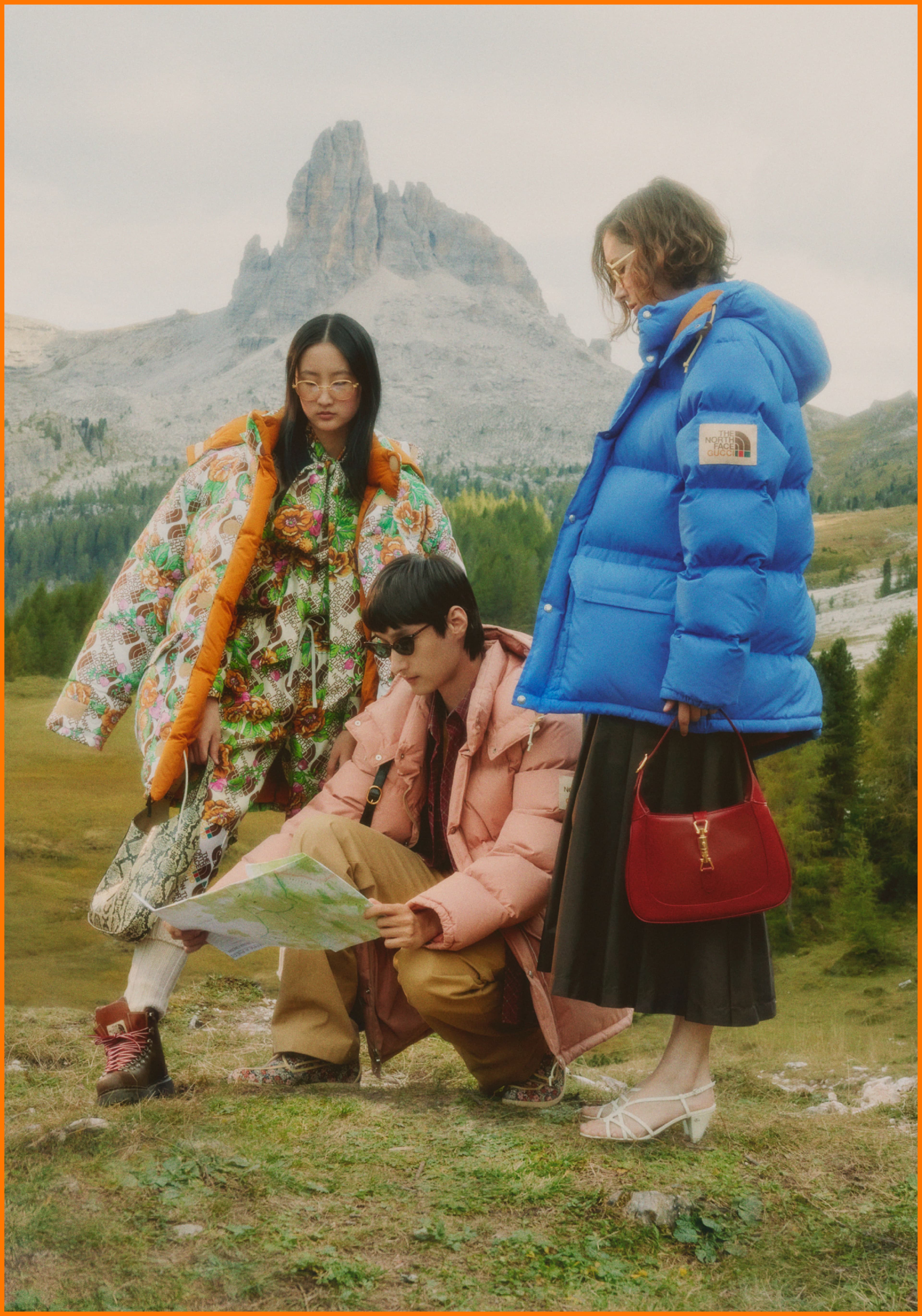 以鵝絨填充的羽絨服採用鮮豔配色及多種鮮花圖案。(古馳)