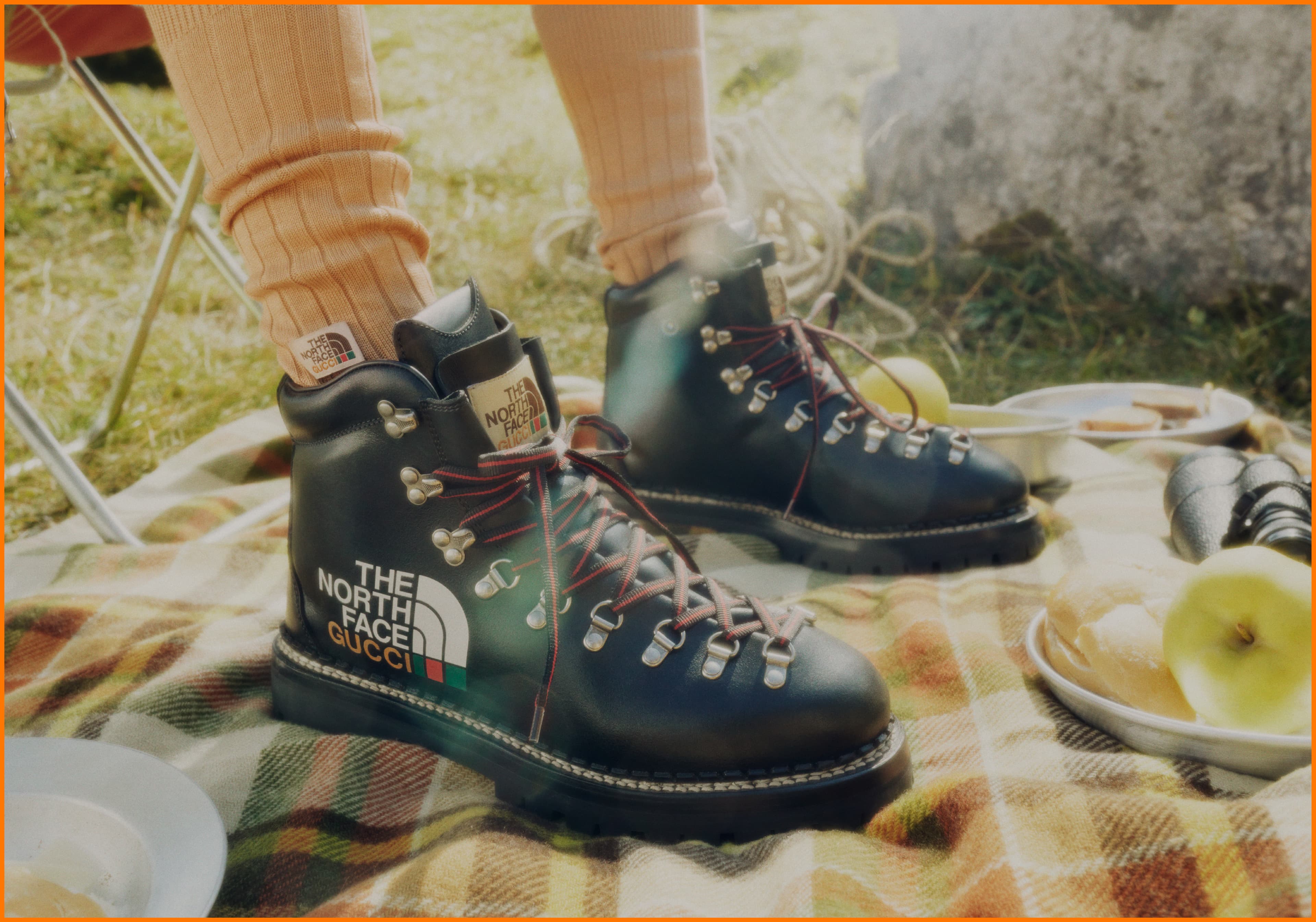 中性皮革登山靴採用了厚重堅固的固特異黏製鞋底,The North Face x GUCCI聯名標誌明顯地印在靴子兩側。(古馳)